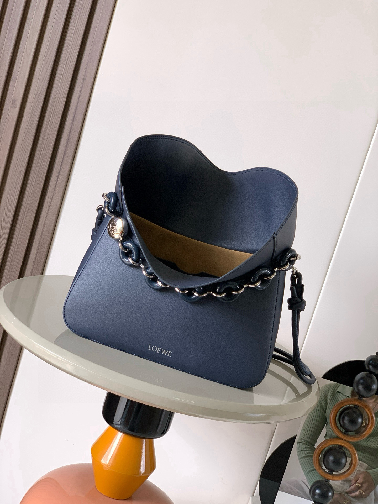 Loewe 中号光滑牛皮革 Ola 手袋 Ola