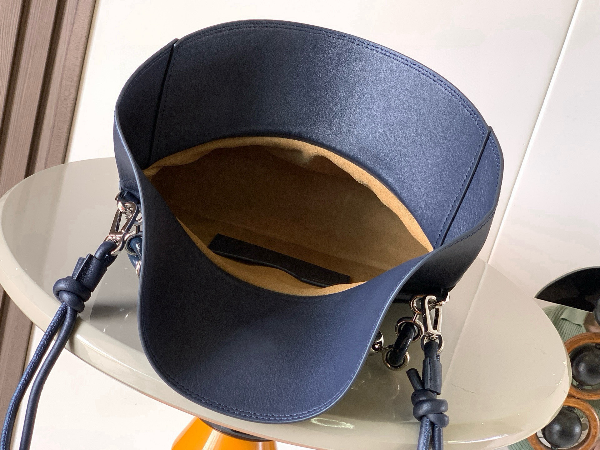 Loewe 中号光滑牛皮革 Ola 手袋 Ola