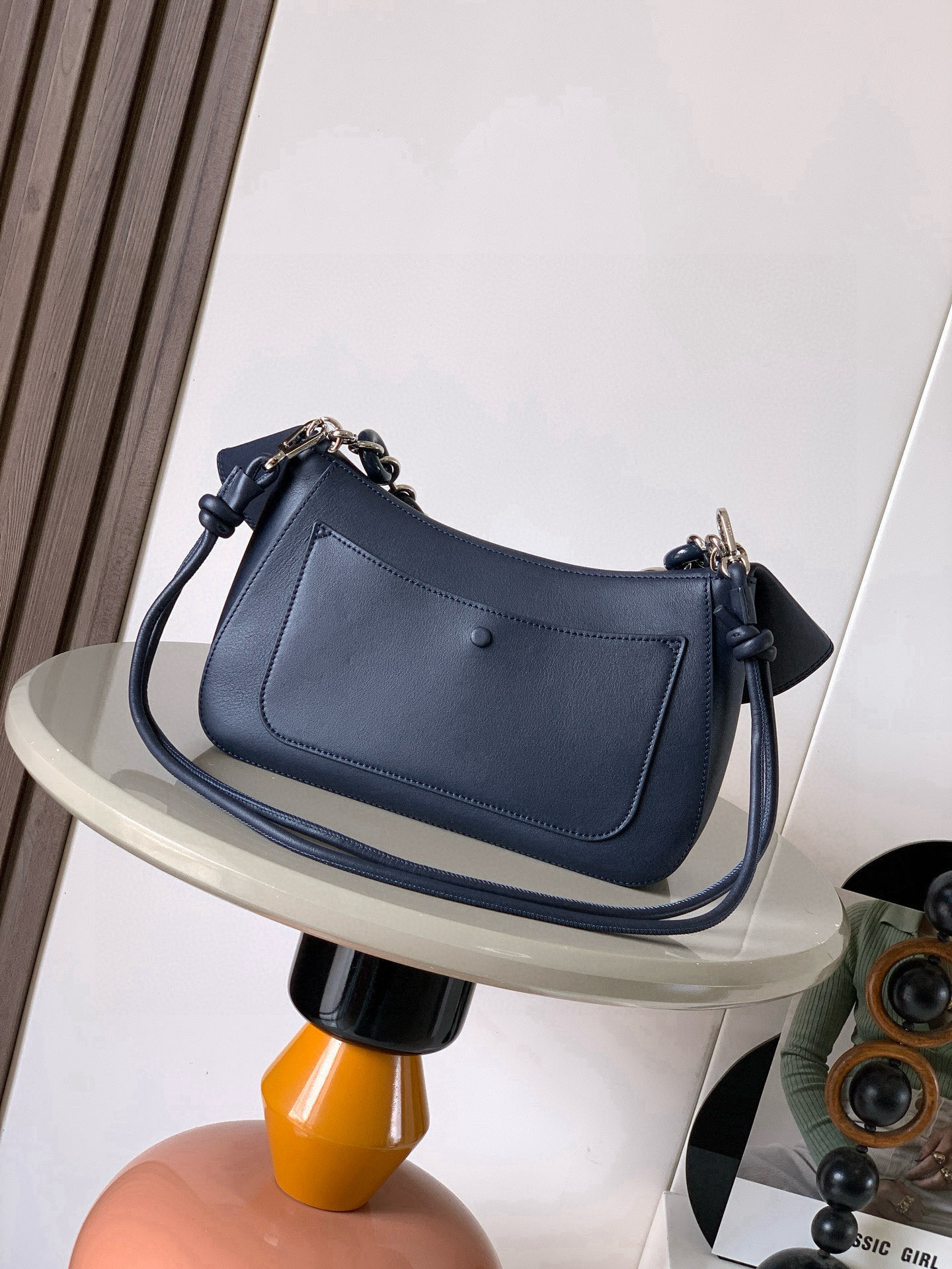 Loewe 中号光滑牛皮革 Ola 手袋 Ola