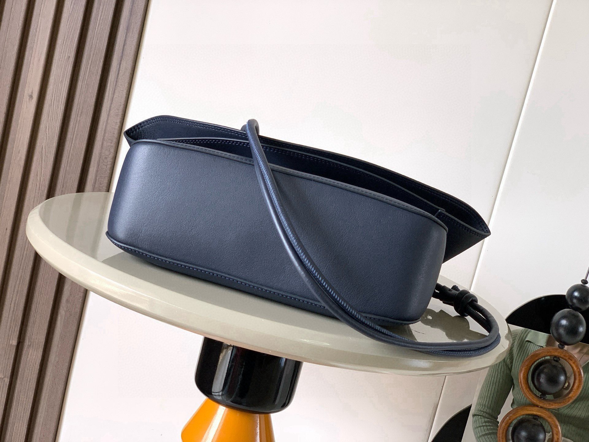 Loewe 中号光滑牛皮革 Ola 手袋 Ola