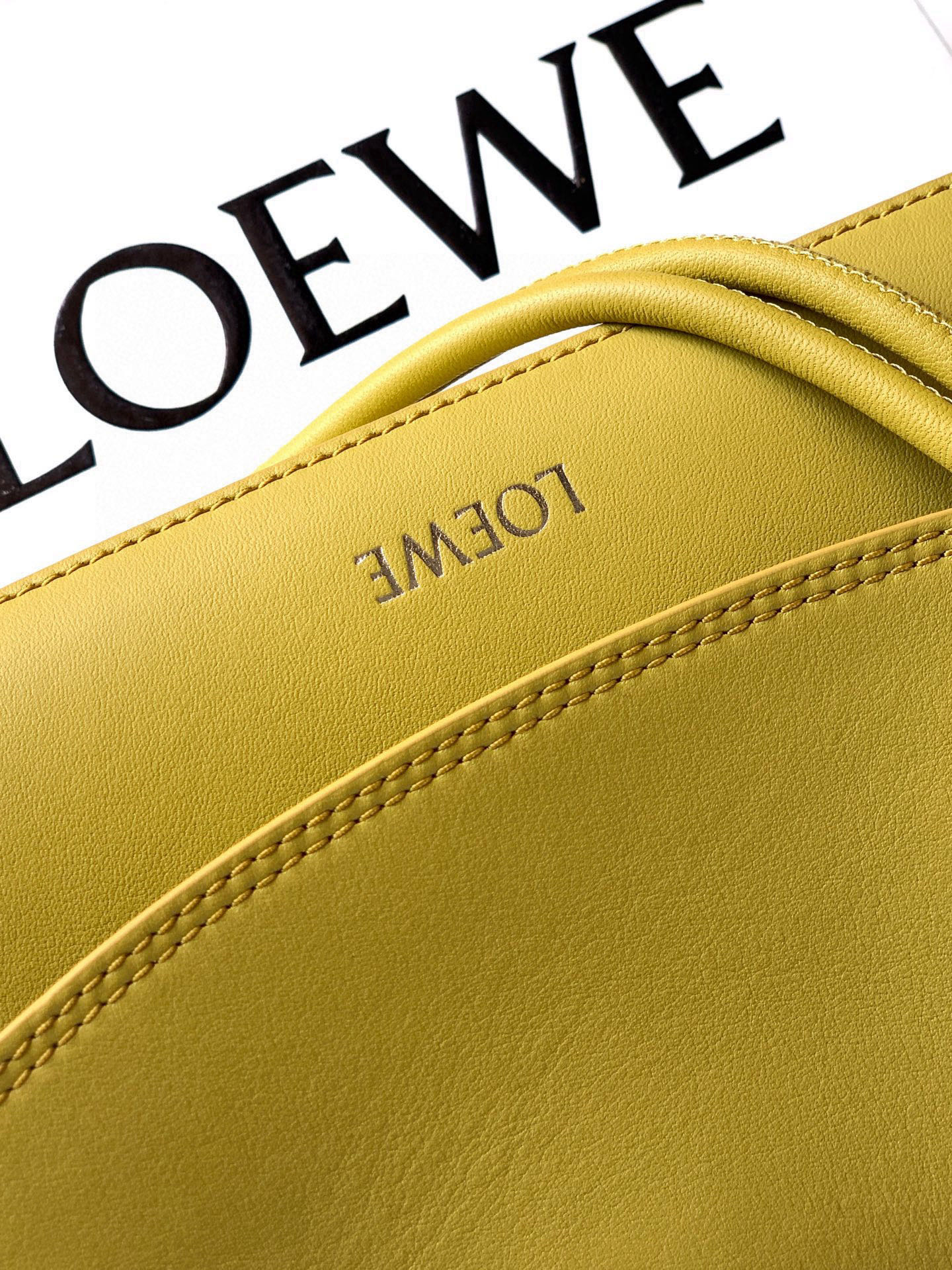 Loewe 中号光滑牛皮革 Ola 手袋 Ola