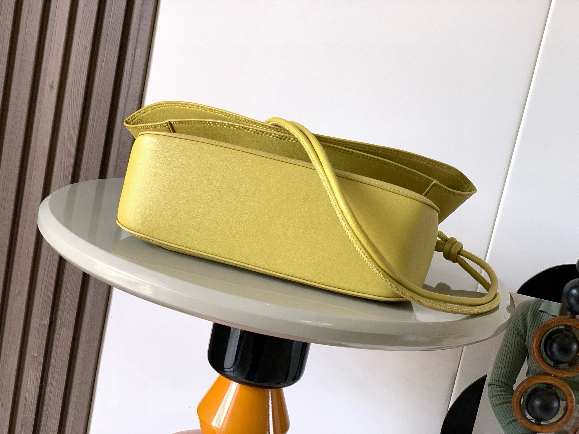Loewe 中号光滑牛皮革 Ola 手袋 Ola