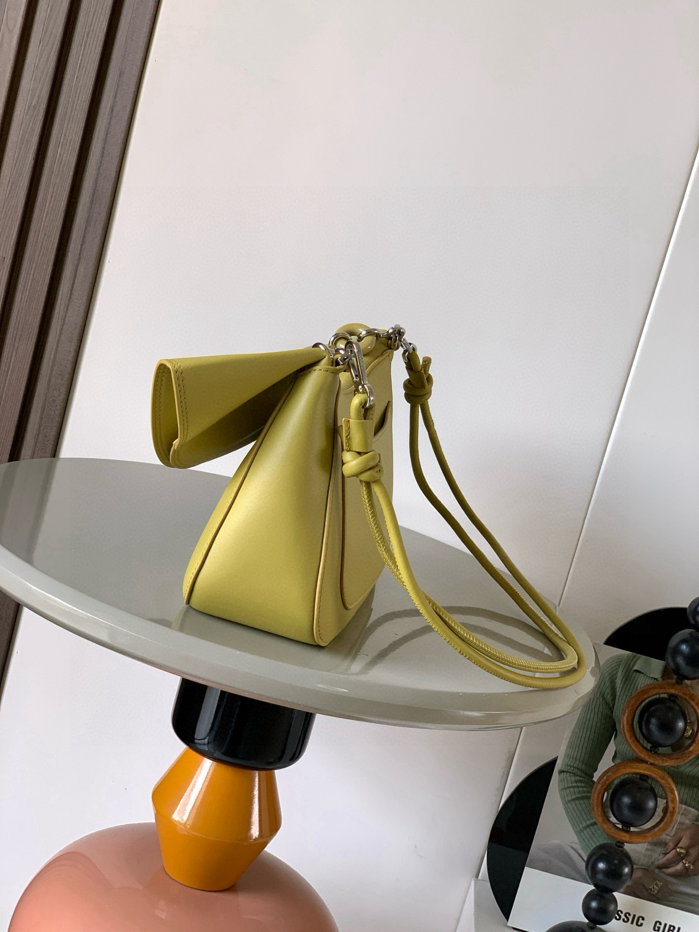 Loewe 中号光滑牛皮革 Ola 手袋 Ola