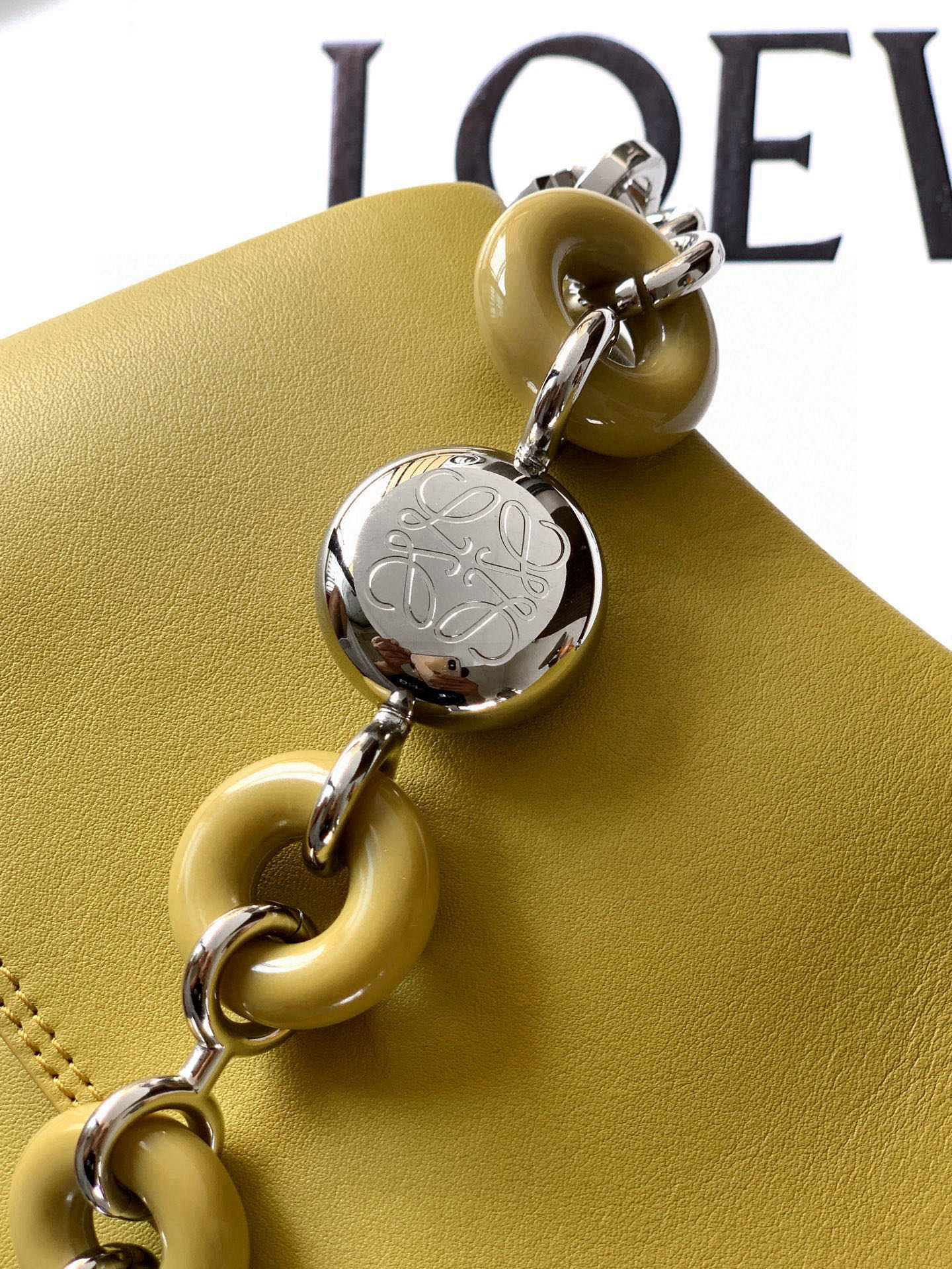 Loewe 中号光滑牛皮革 Ola 手袋 Ola