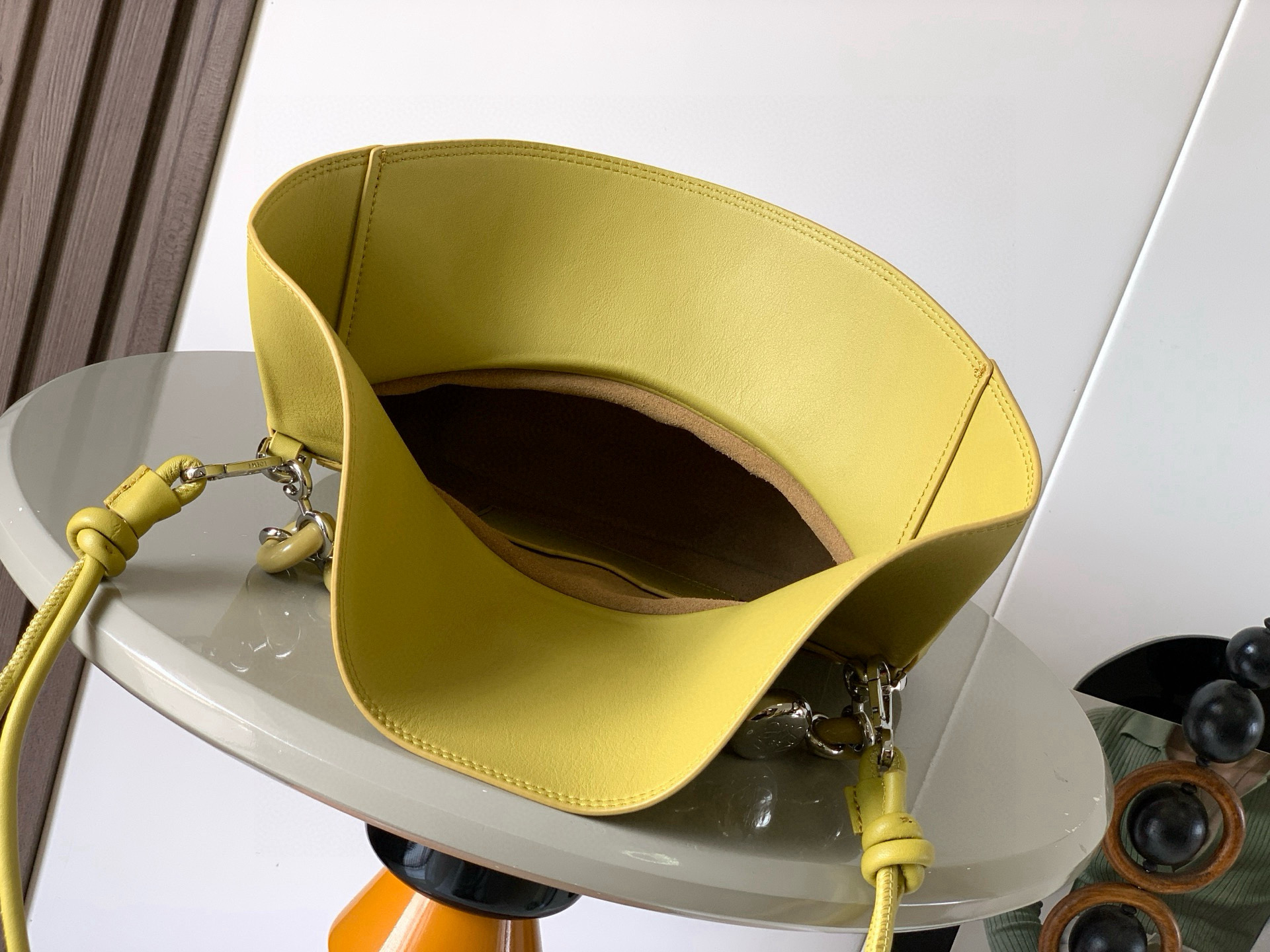 Loewe 中号光滑牛皮革 Ola 手袋 Ola
