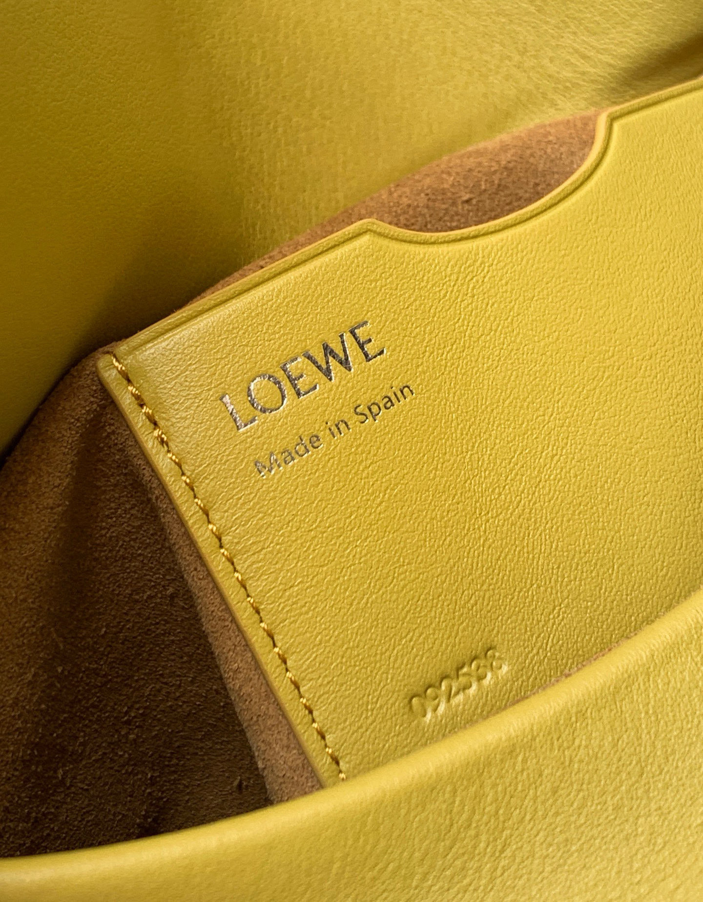 Loewe 中号光滑牛皮革 Ola 手袋 Ola