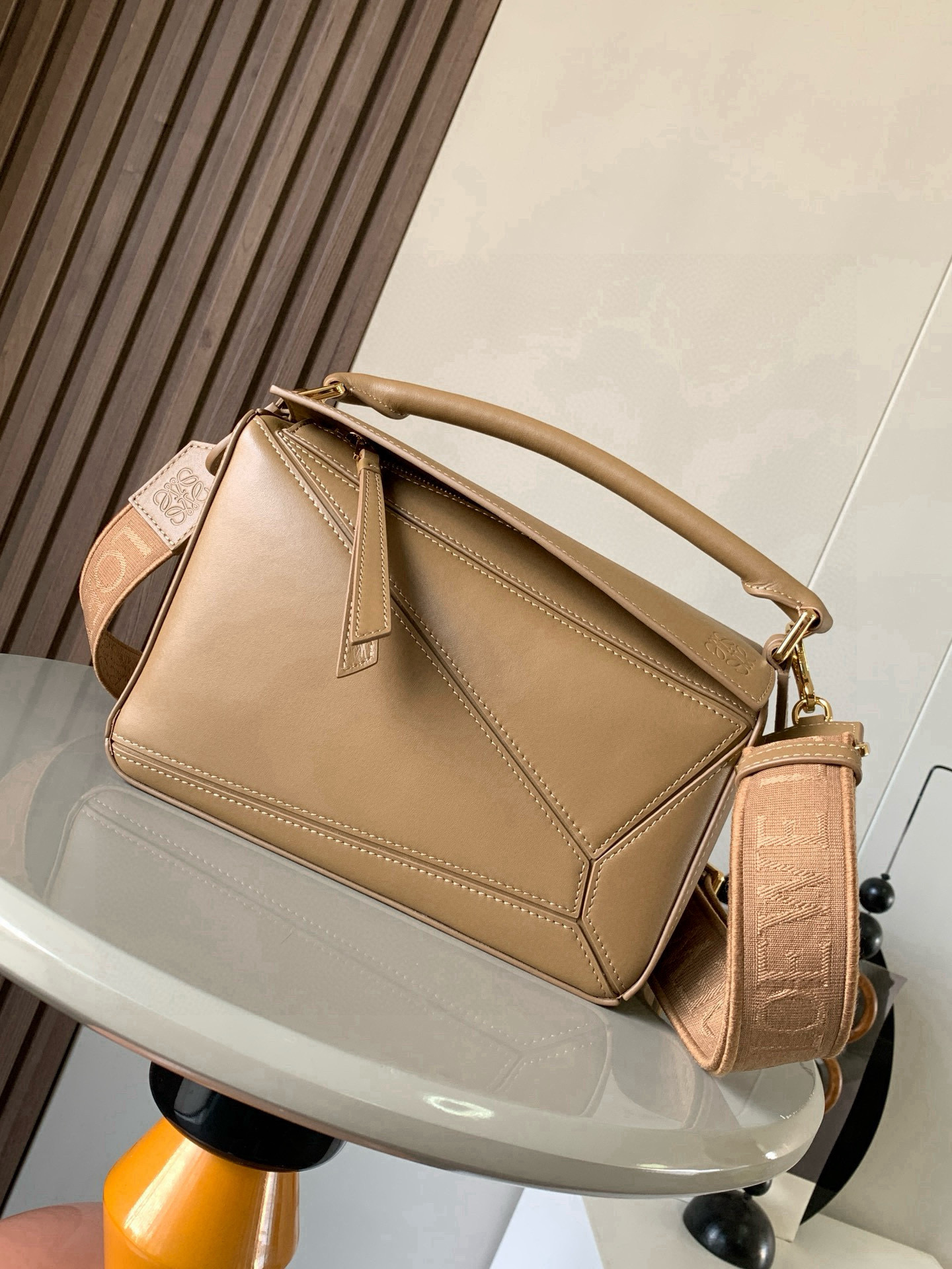 NO:701302,Geometry bag 24CMPuzzle handbag!  Original imported nappa calfskin Luojia's popular geometric bag Puzzle handbag is the first handbag launched by creative director Jonathan Anderson for L0EWE. The rectangular shape and precise cutting technology create Puzzle's unique geometric lines. This small size version is made of soft nappa calf leather *Small size Puzzle  Can hold, for example, a large wallet, mobile phones of all sizes and sunglasses [Sun][Sun] Diagonal, shoulder, hand or top handle carry * Detachable Size 24CM ~ 16CM ~ 10CM Style No. 9048 Color Oak Brown, Loewe, loewe, loewe, wallets, cowhide19860909几何包24CMPuzzle手袋！原厂进口纳帕小牛皮罗家爆款几何包Puzzle 手袋是创意总监乔纳森·安德森为 L0EWE 推出的首款手提包长方体形状和精确的切割技术创造了 Puzzle 独特的几何线条这个小尺寸版本采用柔软纳帕小牛皮革制成＊小号 Puzzle 可以容纳例如一只大号钱包、所有尺寸的手机和太阳镜[太阳][太阳]斜、肩背、手拿或顶部提手携带＊可拆卸 尺寸24CM～16CM～10CM 款号9048 颜色橡木棕,罗意威,loewe,loewe,wallets,cowhide,Bag