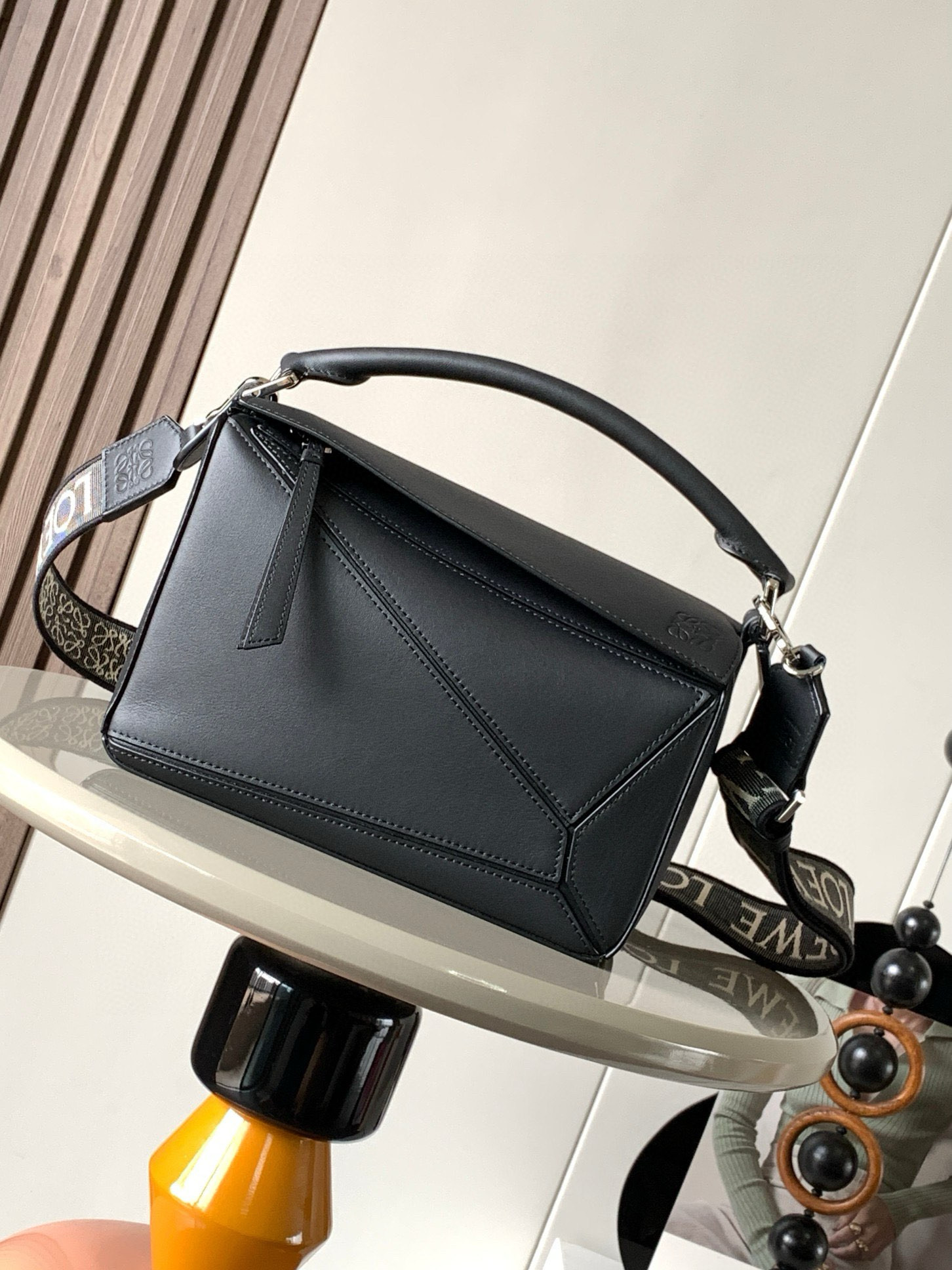 NO:701305,Geometry bag 24CMPuzzle handbag!  Original imported nappa calfskin Luojia's popular geometric bag Puzzle handbag is the first handbag launched by creative director Jonathan Anderson for L0EWE. The rectangular shape and precise cutting technology create Puzzle's unique geometric lines. This small size version is made of soft nappa calf leather *Small size Puzzle  Can hold, for example, a large wallet, mobile phones of all sizes and sunglasses [Sun][Sun] Diagonal, shoulder, hand or top handle carry * Detachable Size 24CM ~ 16CM ~ 10CM Style No. 9035 Color Black, Loewe, loewe, loewe, wallets, cowhide19860909几何包24CMPuzzle手袋！原厂进口纳帕小牛皮罗家爆款几何包Puzzle 手袋是创意总监乔纳森·安德森为 L0EWE 推出的首款手提包长方体形状和精确的切割技术创造了 Puzzle 独特的几何线条这个小尺寸版本采用柔软纳帕小牛皮革制成＊小号 Puzzle 可以容纳例如一只大号钱包、所有尺寸的手机和太阳镜[太阳][太阳]斜、肩背、手拿或顶部提手携带＊可拆卸 尺寸24CM～16CM～10CM 款号9035 颜色黑色,罗意威,loewe,loewe,wallets,cowhide,Bag