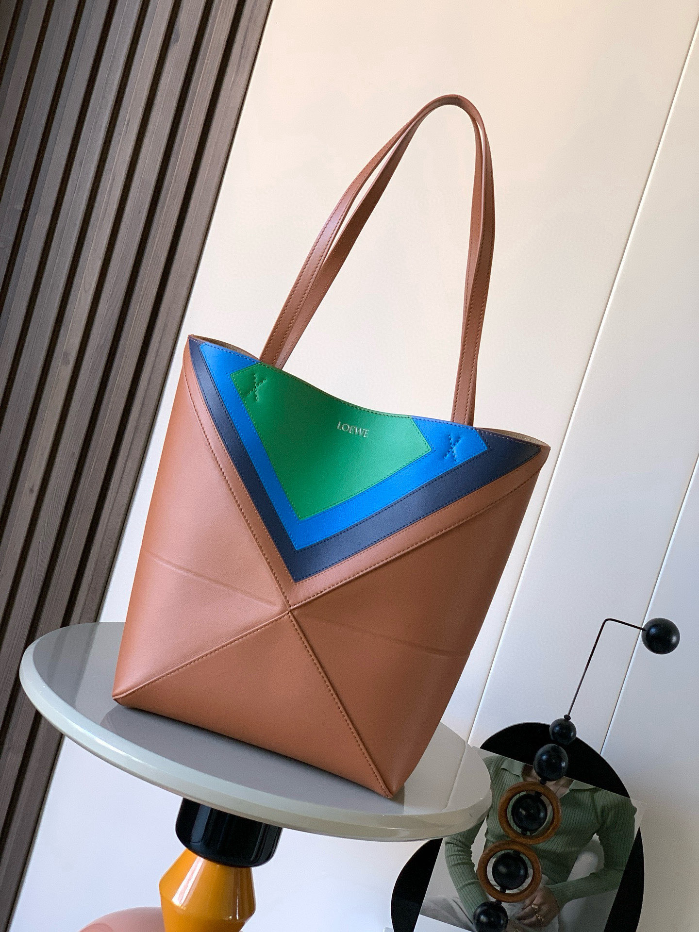 NO:701299,New Medium Puzzle Fold in Nappa cow leather The Puzzle Fold features a lightweight geometric structure that folds completely flat, making it an ideal travel companion. This medium version is made from Nappa cow leather with a square appliqué pattern inspired by Josef Albers' 'Homage to the Square' collection. This bag is part of the xJosef and Anni Albers collection. *Can be worn as a shoulder or hand carry *Suede lining *Font gold or silver foil and signed by Josef Albers  Size 31.5～25.5～14.5CM Style No. 9103 Color caramel/bright green, Loewe, loewe, cowhide19860909新款 中号纳帕牛皮革 Puzzle Fold 手袋Puzzle Fold采用轻盈几何结构设计,能够完全扁平折叠,是旅行良伴.此中号版本采用纳帕牛皮革制成,方形嵌花图案的灵感源自 Josef Albers 的“Homage to the Square'系列.这款手袋为xJosef and Anni Albers 系列作品.*可肩背或手提*绒面革衬里 *烫金或烫银和 Josef Albers 签名 尺寸31.5～25.5～14.5CM 款号9103 颜色焦糖/亮绿,罗意威,loewe,cowhide,Bag