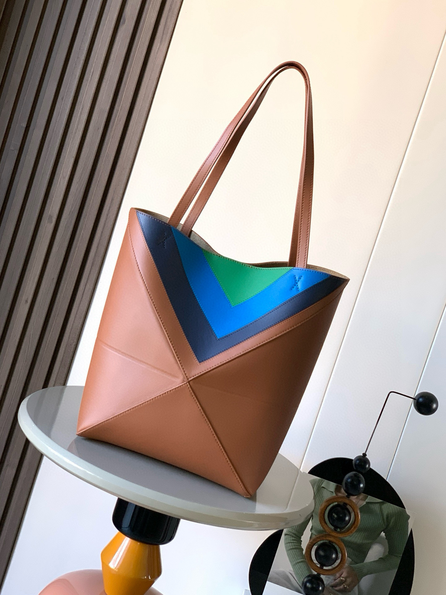 Loewe 新款中号纳帕牛皮革 Puzzle Fold 手袋Puzzle Fold采用轻盈几何结构设计