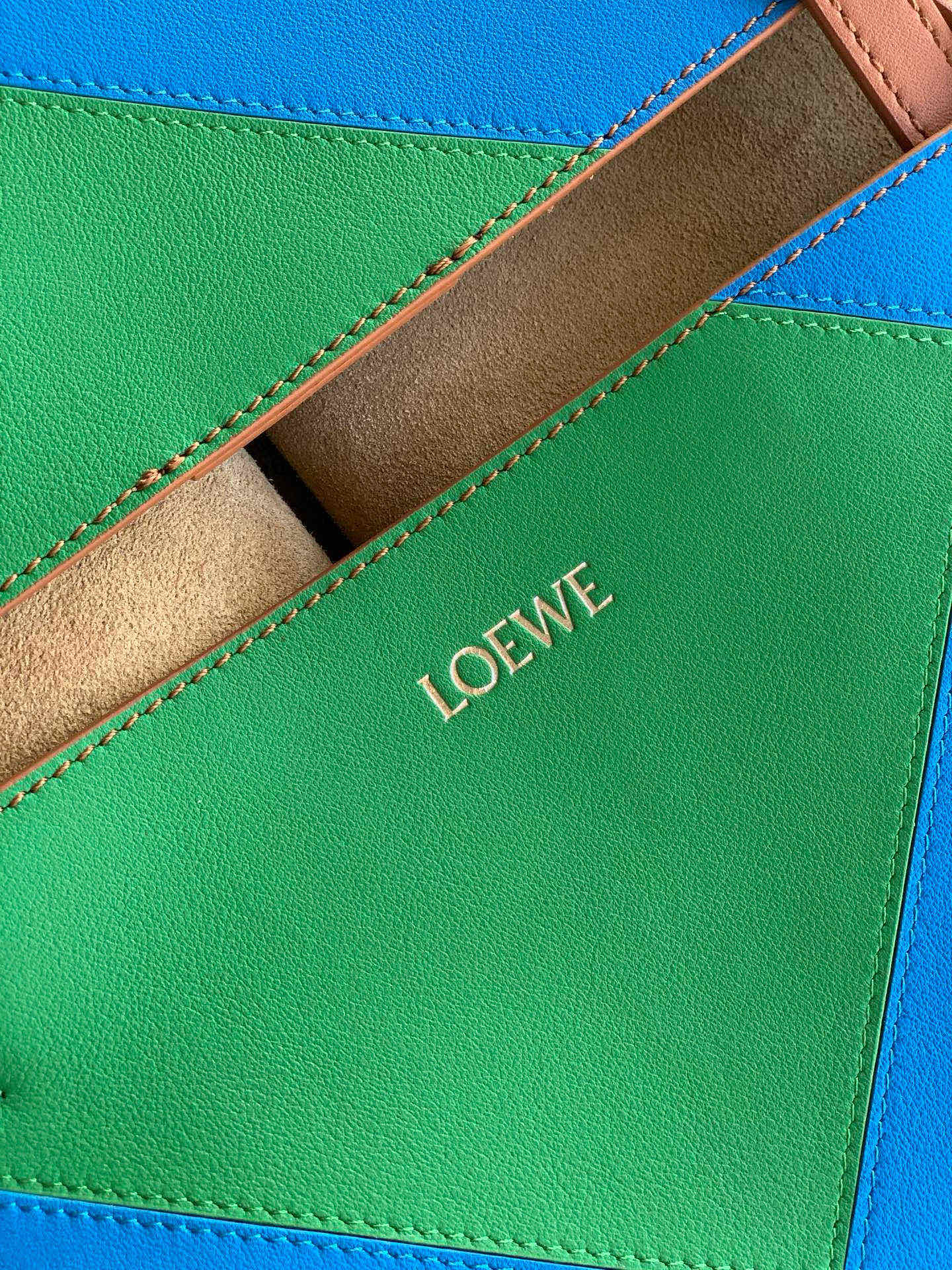 Loewe 新款中号纳帕牛皮革 Puzzle Fold 手袋Puzzle Fold采用轻盈几何结构设计