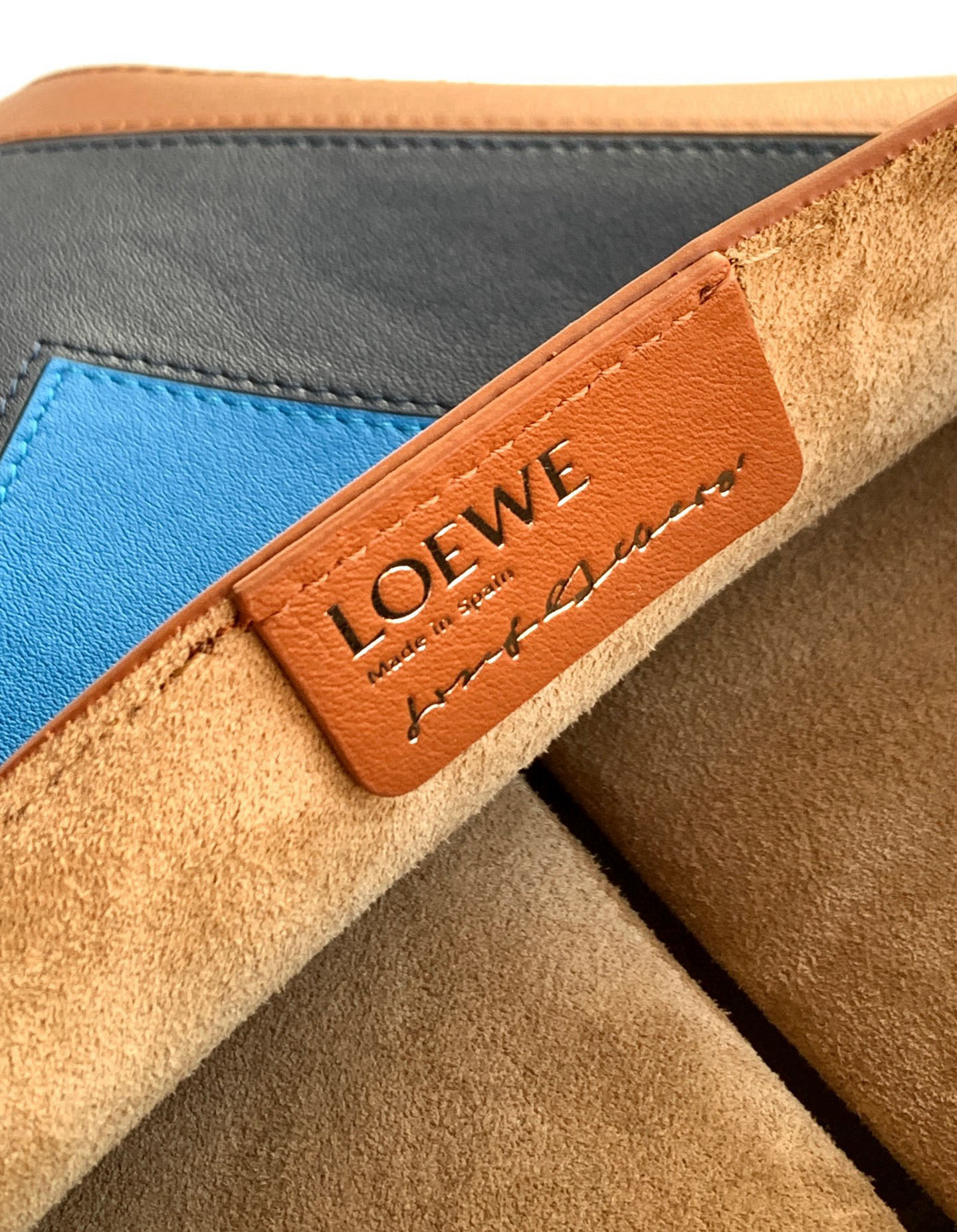 Loewe 新款中号纳帕牛皮革 Puzzle Fold 手袋Puzzle Fold采用轻盈几何结构设计