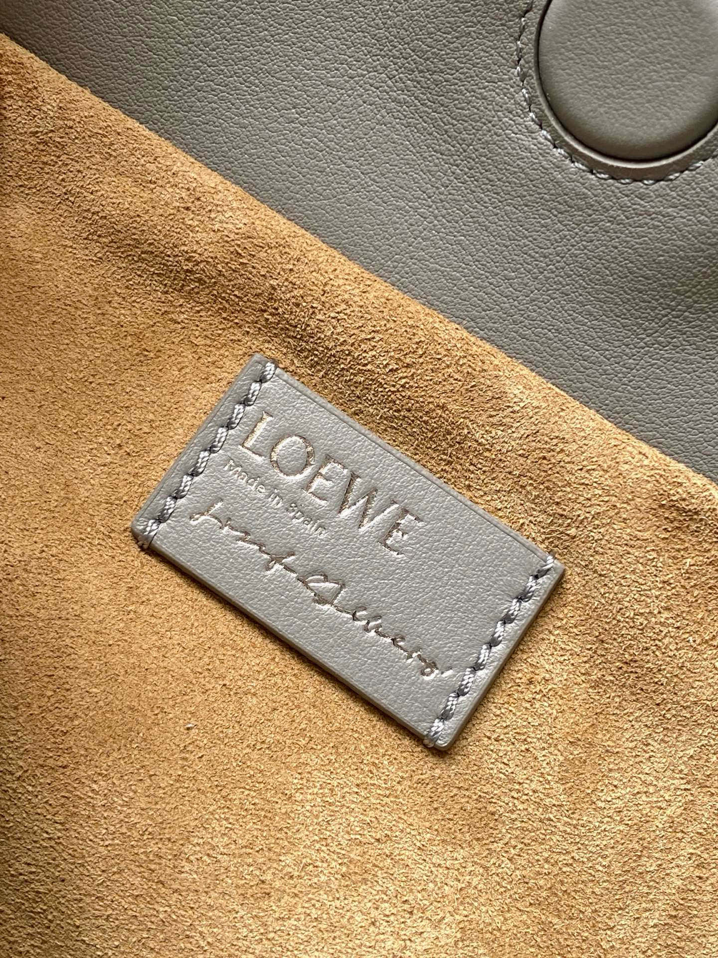 Loewe 新款中号纳帕牛皮革 Flamenco