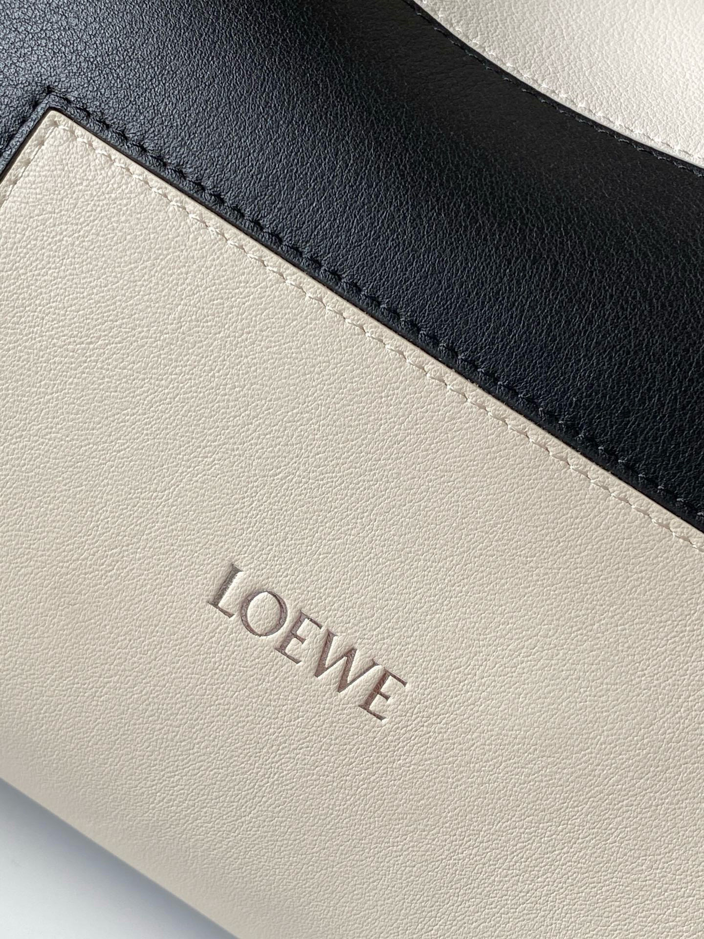 Loewe 新款中号纳帕牛皮革 Flamenco
