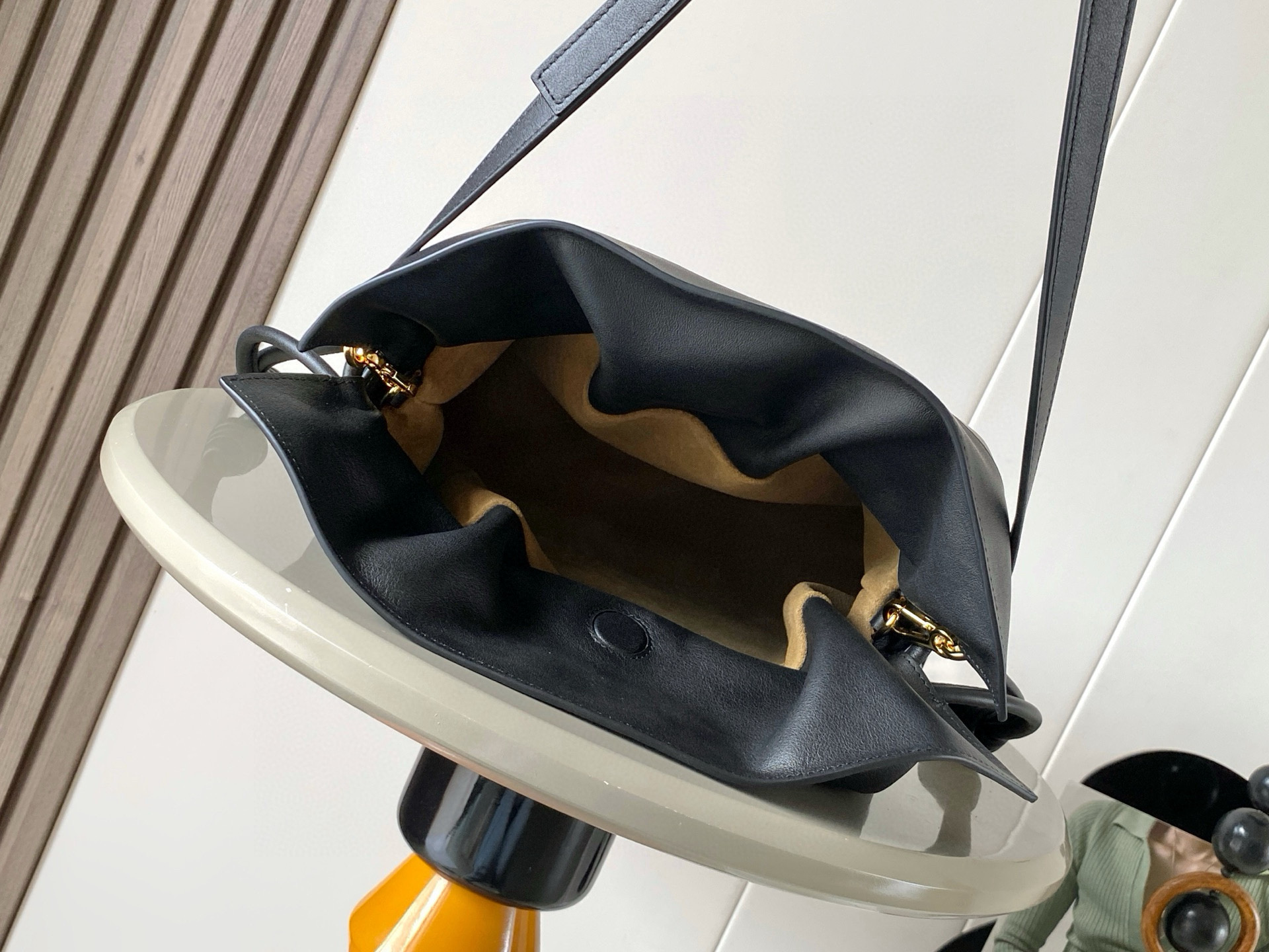 Loewe 新款中号纳帕牛皮革 Flamenco