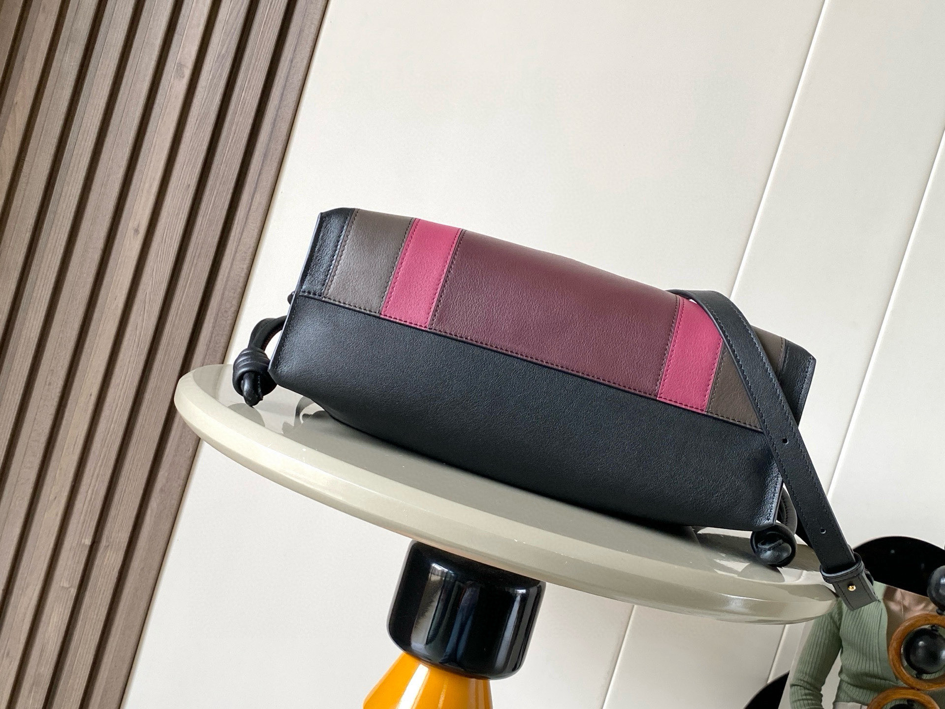 Loewe 新款中号纳帕牛皮革 Flamenco