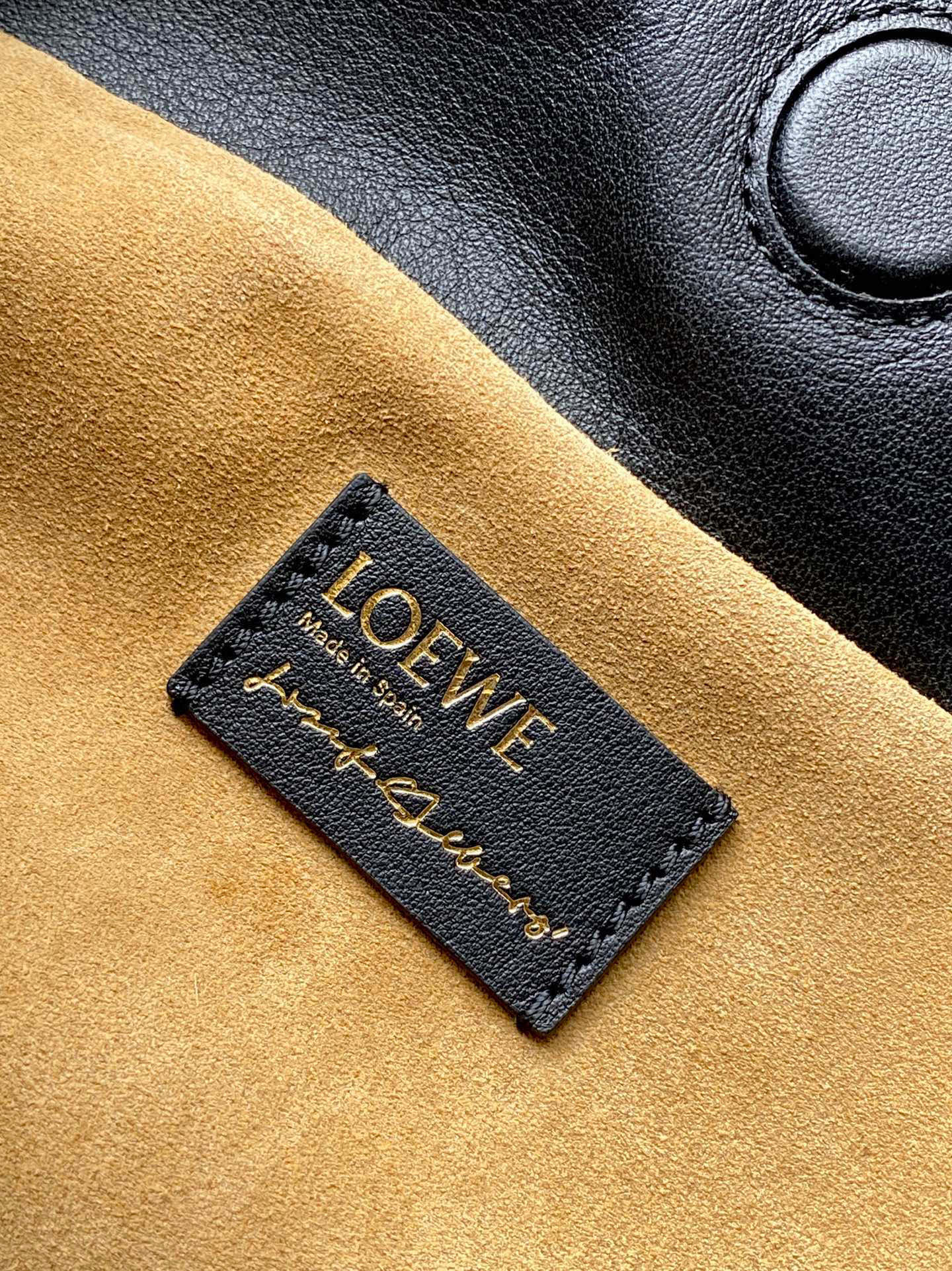 Loewe 新款中号纳帕牛皮革 Flamenco