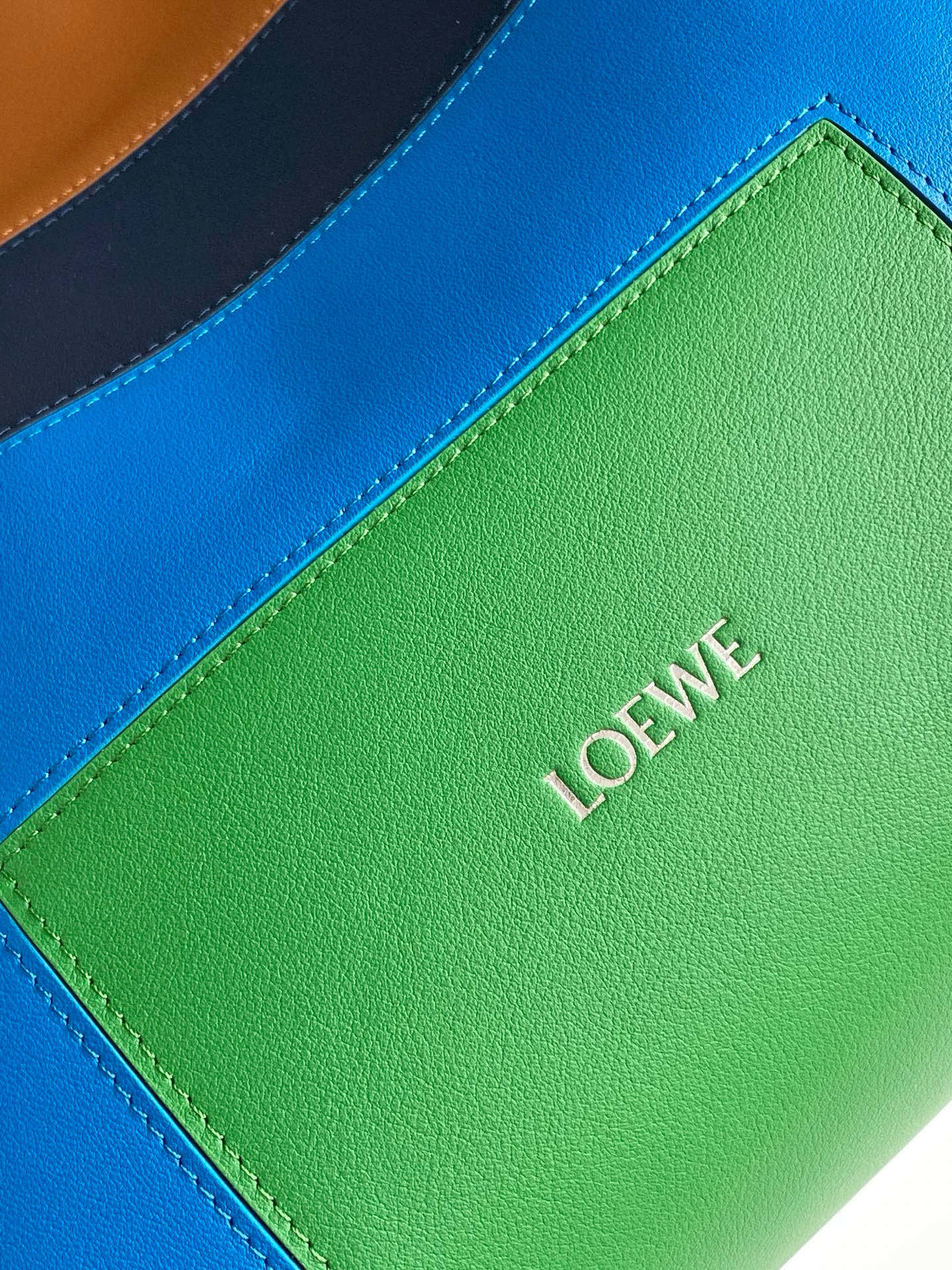 Loewe 新款中号纳帕牛皮革 Flamenco