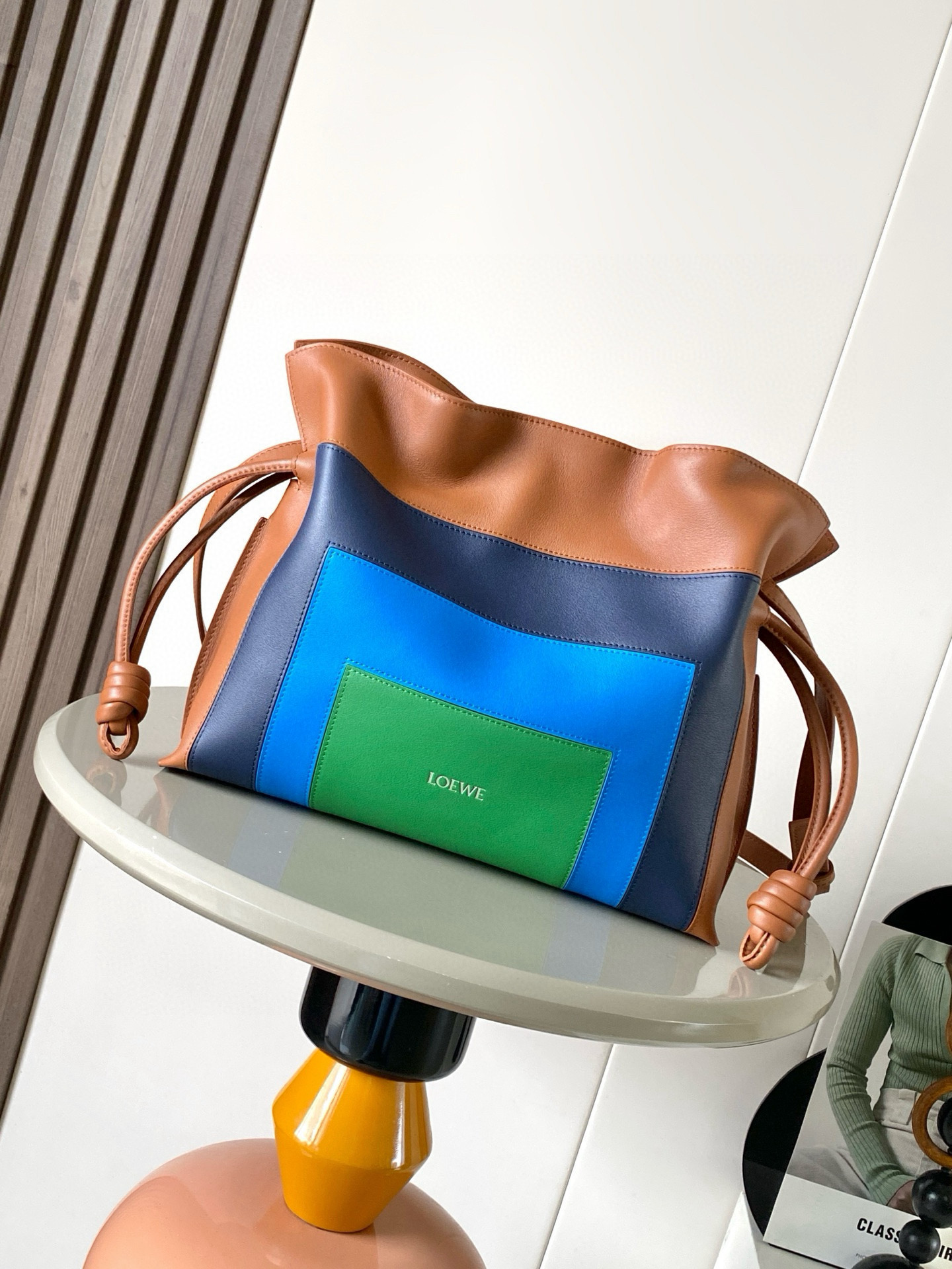 Loewe 新款中号纳帕牛皮革 Flamenco