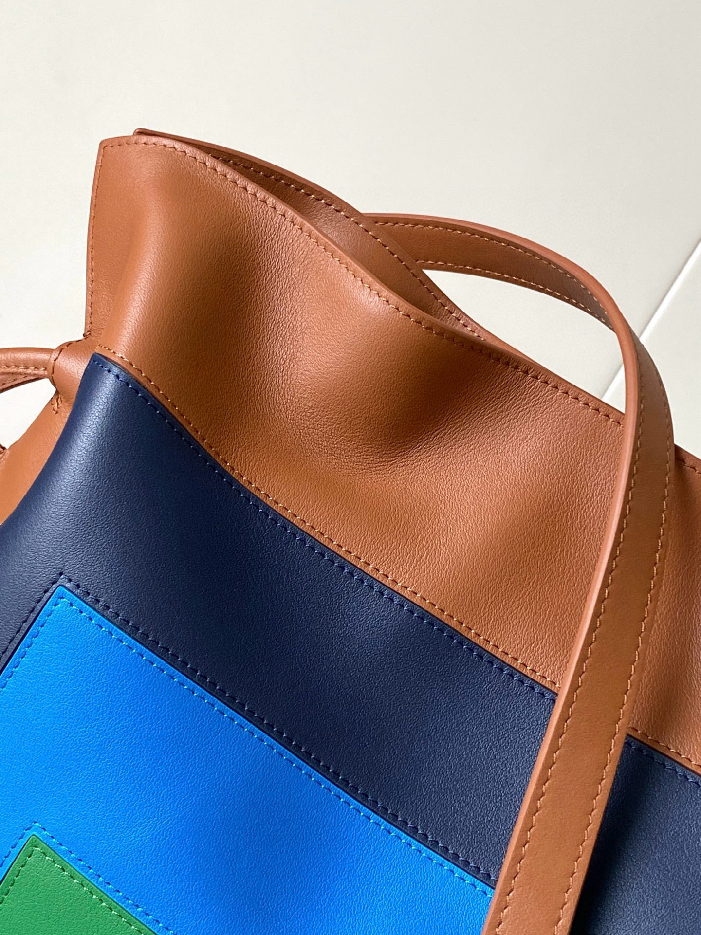 Loewe 新款中号纳帕牛皮革 Flamenco
