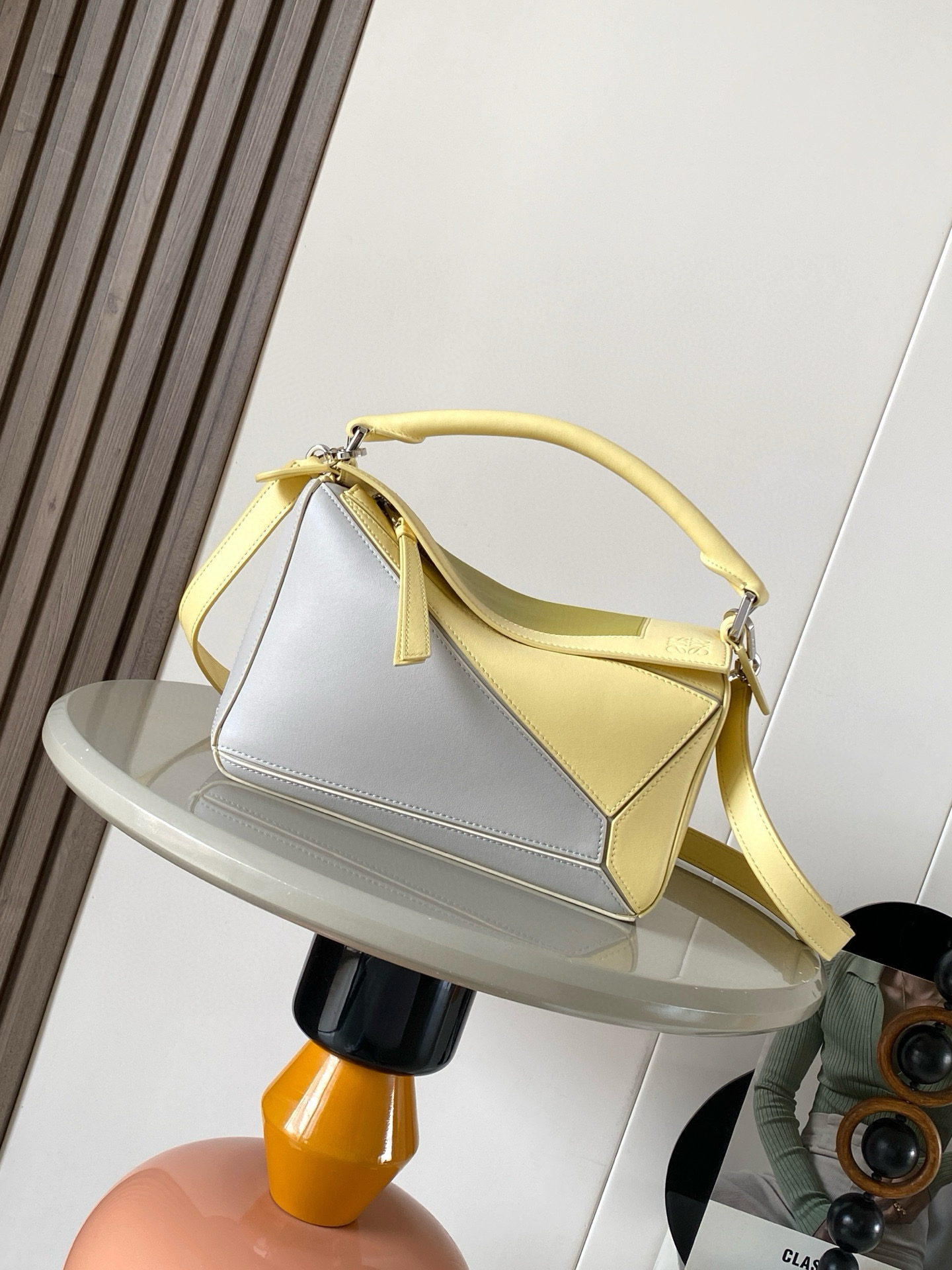 NO:701307,The new small Puzzle handbag in Nappa cow leather. The Puzzle is designed with unique geometric lines to outline a rectangular shape. This small version is made of Nappa cow leather. The square appliqué pattern is inspired by Josef Albers' 'Homage to the Square' series. This bag is L0EWE x Joset andAnni Albers.  The series of works 'can be carried on the shoulder, crossbody or handheld' with a detachable and adjustable shoulder strap, a zipper closure and a cowhide zipper puller, an external zipper back pocket, an internal slip pocket * fabric lining * Anagram embossing, L0EWE hot silver and Josef Albers signature. Size 24～16.5～10.5CM. Style No. 9106. Color: light gray/yellow, Loewe, loewe, cowhide.19860909新款小号纳帕牛皮革 Puzzle手袋Puzzle 以别具一格的几何线条勾勒长方体造型此小号版本采用纳帕牛皮革制成方形嵌花图案的灵感源自Josef Albers 的“Homage to the Square' 系列这款手袋为 L0EWE x Joset andAnni Albers 系列作品“可肩背、斜挎或手提“可拆卸可调节肩带‘拉链开合牛皮革拉链头‘一个外部拉链后袋,一个内部插袋*织物衬里*Anagram 压纹、L0EWE烫银和 JosefAlbers 签名 尺寸24～16.5～10.5CM 款号9106 颜色轻灵灰/黄,罗意威,loewe,cowhide,Bag