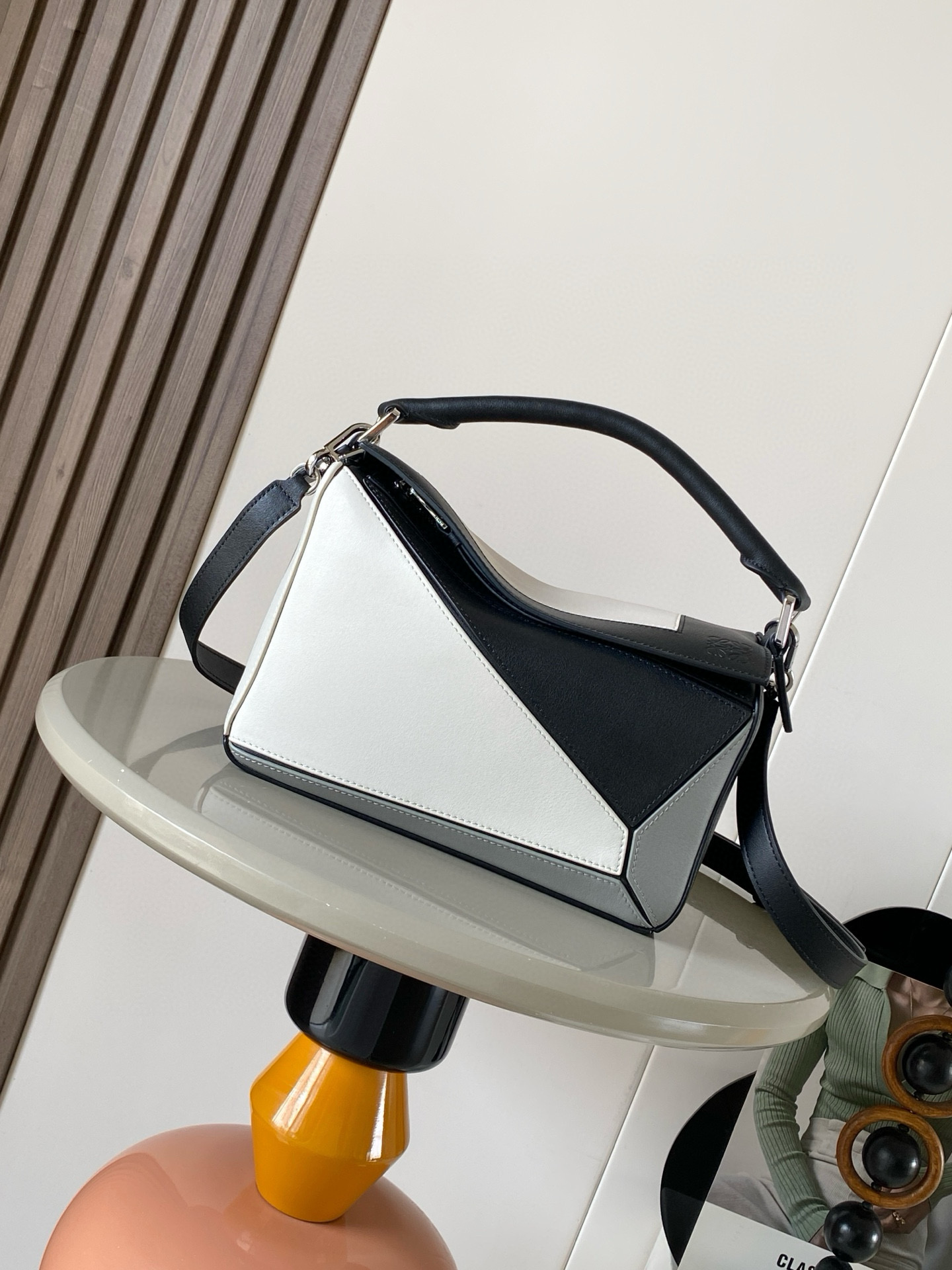 NO:701311,The new small Puzzle handbag in Nappa cow leather. The Puzzle is designed with unique geometric lines to outline a rectangular shape. This small version is made of Nappa cow leather. The square appliqué pattern is inspired by Josef Albers' 'Homage to the Square' series. This bag is L0EWE x Joset andAnni Albers.  The series of works 'can be carried on the shoulder, cross-body or hand-held' with a detachable and adjustable shoulder strap, a zipper closure, a cowhide zipper puller, an external zipper back pocket, an internal slip pocket * fabric lining * Anagram embossing, L0EWE hot silver and Josef Albers signature Size 24～16.5～10.5CM Style No. 9106 Color black/white, Loewe, loewe, cowhide19860909新款小号纳帕牛皮革 Puzzle手袋Puzzle 以别具一格的几何线条勾勒长方体造型此小号版本采用纳帕牛皮革制成方形嵌花图案的灵感源自Josef Albers 的“Homage to the Square' 系列这款手袋为 L0EWE x Joset andAnni Albers 系列作品“可肩背、斜挎或手提“可拆卸可调节肩带‘拉链开合牛皮革拉链头‘一个外部拉链后袋,一个内部插袋*织物衬里*Anagram 压纹、L0EWE烫银和 JosefAlbers 签名 尺寸24～16.5～10.5CM 款号9106 颜色黑/白,罗意威,loewe,cowhide,Bag