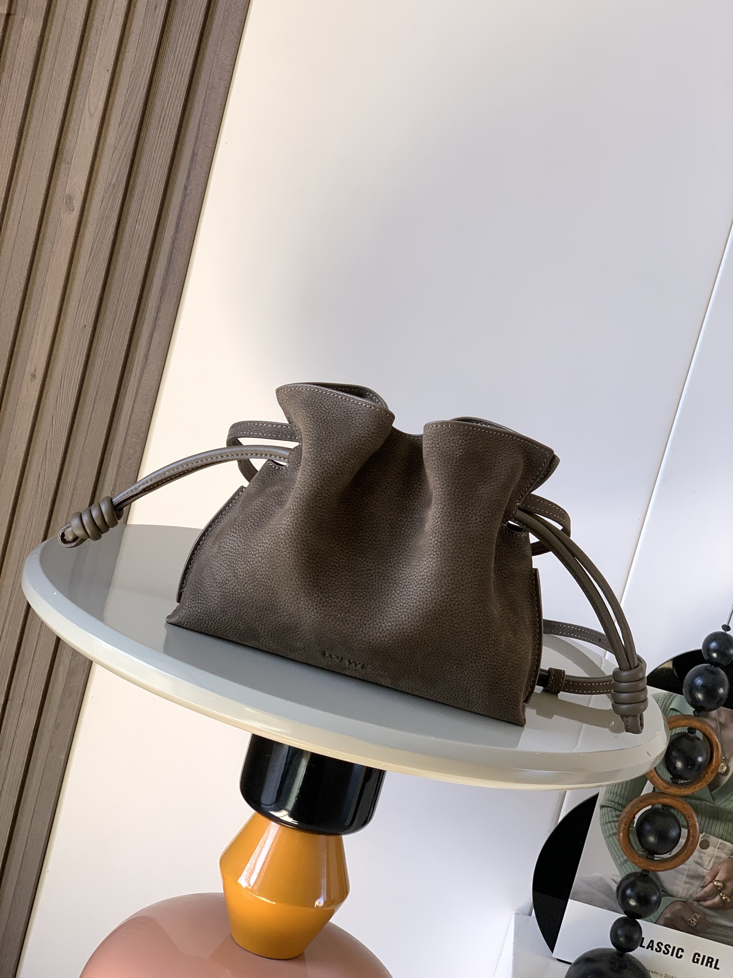 NO:701319,New Lucky Bag Small Flamenco Clutch in Grained Nubuck Flamenco Clutch Made of soft material for a languid style Drawstring design decorated with historic knots This medium version is made of grained nubuck leather * Can be worn on the shoulder, crossbody or handheld * Detachable and adjustable shoulder strap 'Low-profile magnetic closure * Nappa sheepskin leather lining * L0EWE pressure pattern Style No. 9163 Size 23CM～18CM～9CM Color nubuck, Loewe, loewe, handbag, sheepskin19860909新款福袋 小号粒面牛巴革 Flamenco 手拿包Flamenco 手拿包以柔软材质造就慵懒风格抽绳设计饰有历史悠久的绳结此中号版本采用粒面牛巴革制成*可肩背、斜挎或手提*可拆卸可调节肩带“低调的磁扣开合*纳帕羊皮革衬里*L0EWE 圧紋 款号9163 尺寸23CM～18CM～9CM 颜色牛巴革,罗意威,loewe,handbag,sheepskin,Bag