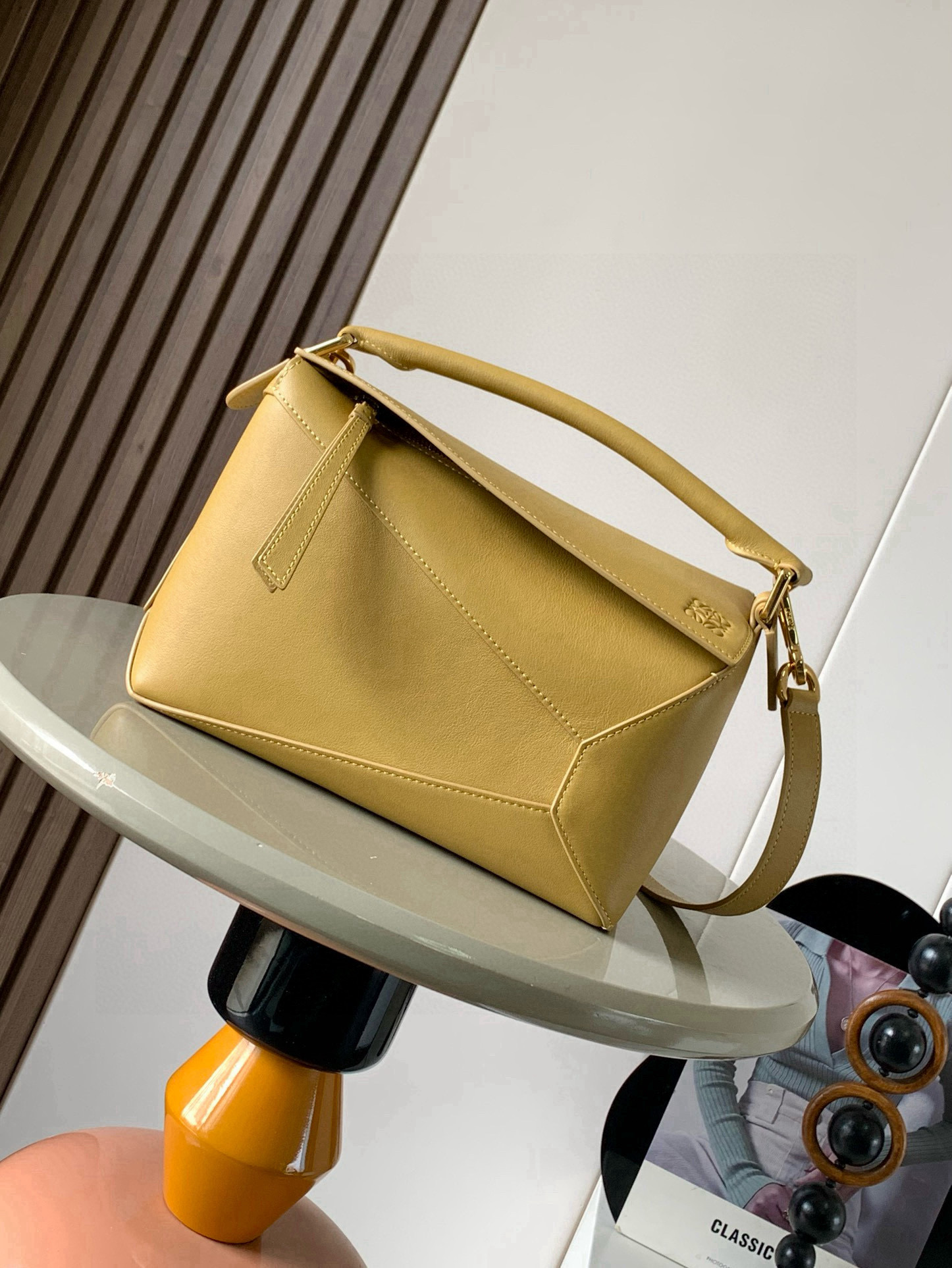 NO:701322,New version of geometric bag small 24CMPuzzle handbag!  Original imported nappa calf leather Luojia's popular geometric bag Puzzle handbag is the first handbag launched by creative director Jonathan Anderson for L0EWE. The rectangular shape and precise cutting technology create Puzzle's unique geometric lines. This small size version is made of soft nappa calf leather.  Size 24CM～16CM～10CM Style number 9311～8010 Color desert yellow, Loewe, loewe, loewe, wallets, cowhide19860909新版本几何包小号24CMPuzzle手袋！原厂进口纳帕小牛皮罗家爆款几何包Puzzle 手袋是创意总监乔纳森·安德森为 L0EWE 推出的首款手提包长方体形状和精确的切割技术创造了 Puzzle 独特的几何线条这个小尺寸版本采用柔软纳帕小牛皮革制成＊小号Puzzle 可以容纳例如一只大号钱包所有尺寸的手机和太阳镜斜、肩背、手拿或顶部提手携带＊可拆卸 尺寸24CM～16CM～10CM 款号9311～8010 颜色沙漠黄,罗意威,loewe,loewe,wallets,cowhide,Bag