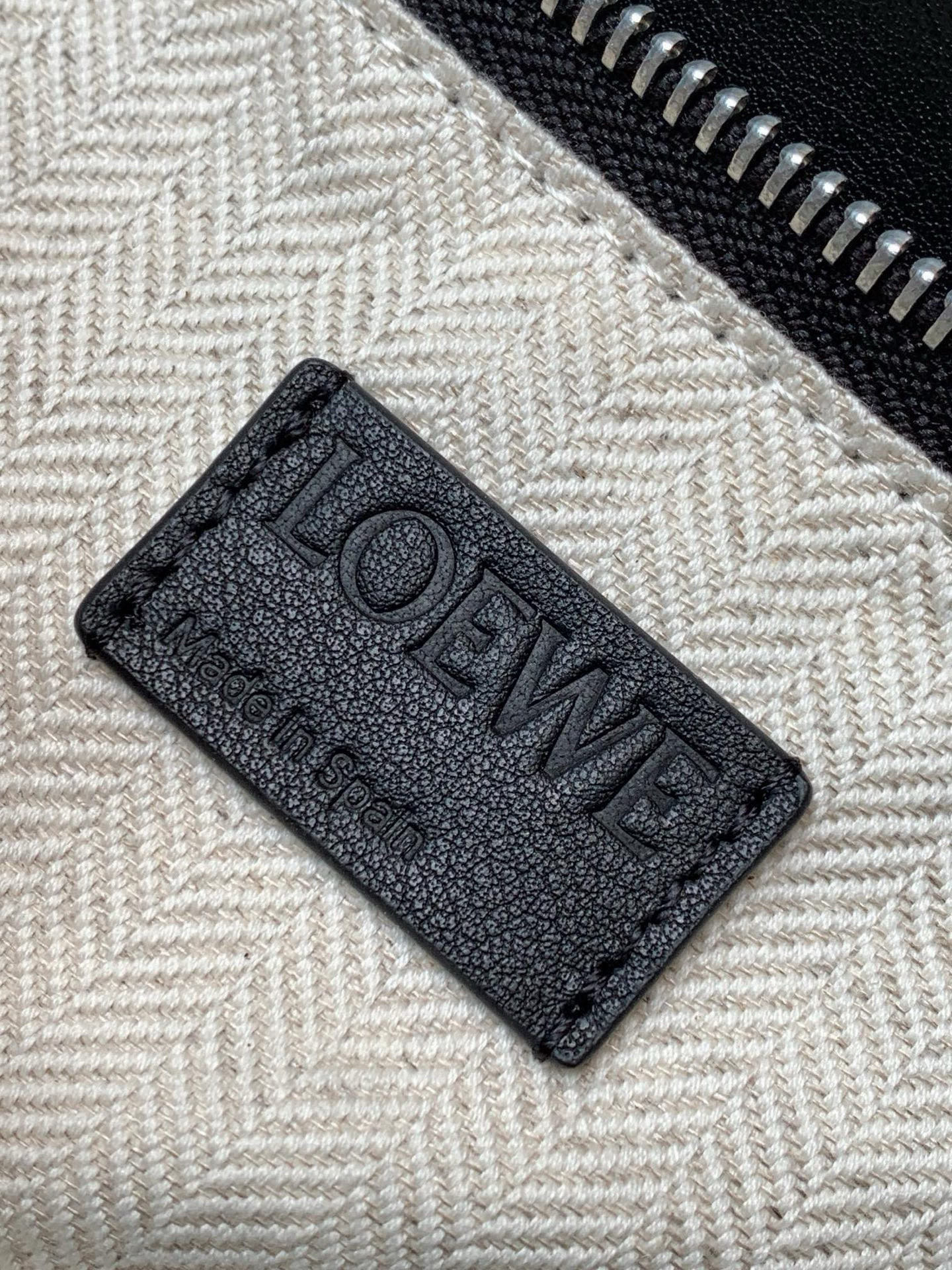 Loewe 新版本几何包小号24CM Puzzle手袋