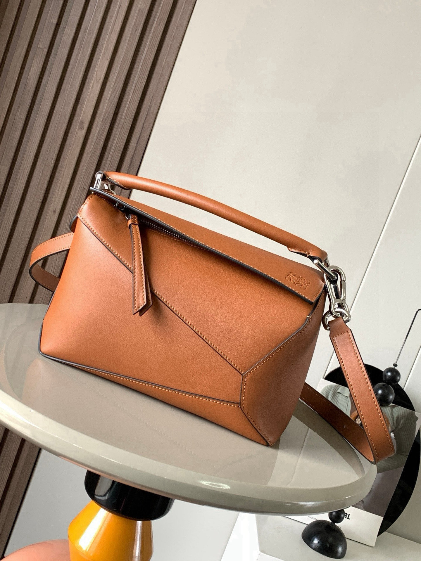 NO:701320,New version of geometric bag small 24CMPuzzle handbag!  Original imported nappa calfskin Luojia's popular geometric bag Puzzle handbag is the first handbag launched by creative director Jonathan Anderson for L0EWE. The rectangular shape and precise cutting technology create Puzzle's unique geometric lines. This small size version is made of soft nappa calf leather *Small size Puzzle  Can hold, for example, a large wallet, mobile phones of all sizes and sunglasses [Sun][Sun] Diagonal, shoulder, hand or top handle carry * Detachable Size 24CM ~ 16CM ~ 10CM Style No. 9311 ~ 8010 Color Brown, Loewe, loewe, loewe, wallets, cowhide19860909新版本几何包小号24CMPuzzle手袋！原厂进口纳帕小牛皮罗家爆款几何包Puzzle 手袋是创意总监乔纳森·安德森为 L0EWE 推出的首款手提包长方体形状和精确的切割技术创造了 Puzzle 独特的几何线条这个小尺寸版本采用柔软纳帕小牛皮革制成＊小号 Puzzle 可以容纳例如一只大号钱包、所有尺寸的手机和太阳镜[太阳][太阳]斜、肩背、手拿或顶部提手携带＊可拆卸 尺寸24CM～16CM～10CM 款号9311～8010 颜色棕色,罗意威,loewe,loewe,wallets,cowhide,Bag