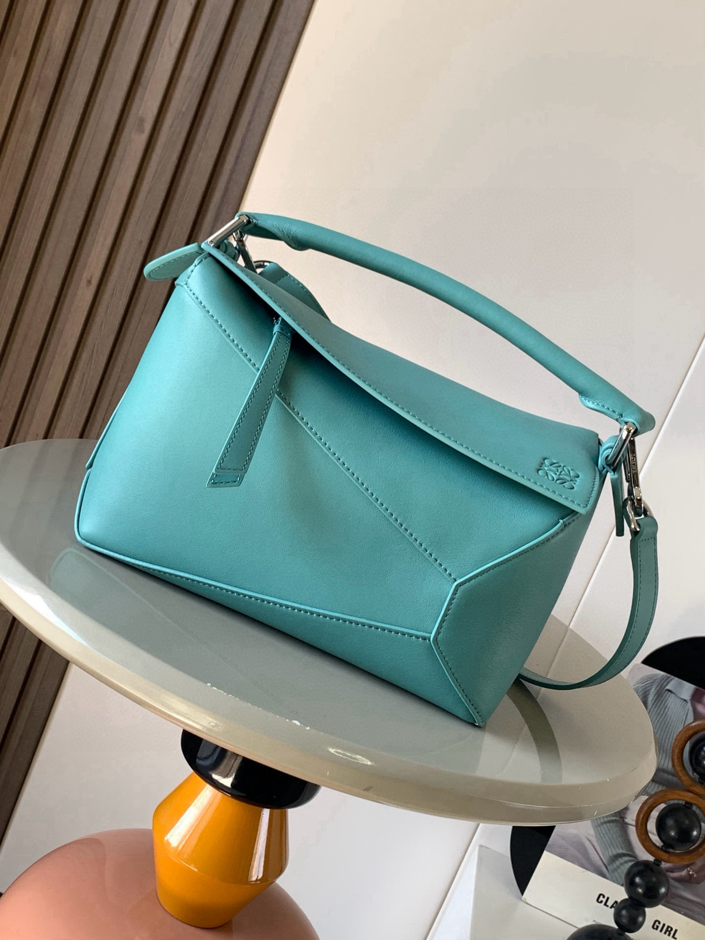 NO:710651,New version of geometric bag small 24CMPuzzle handbag!  Original imported nappa calfskin Luojia's popular geometric bag Puzzle handbag is the first handbag launched by creative director Jonathan Anderson for L0EWE. The rectangular shape and precise cutting technology create Puzzle's unique geometric lines. This small size version is made of soft nappa calf leather *Small size Puzzle  Can accommodate, for example, a large wallet, mobile phones of all sizes and sunglasses [Sun][Sun] Diagonal, shoulder, hand or top handle carry * Detachable Size 24CM ~ 16CM ~ 10CM Style No. 9311 ~ 8010 Color aqua, Loewe, loewe, loewe, wallets, cowhide19860909新版本几何包小号24CMPuzzle手袋！原厂进口纳帕小牛皮罗家爆款几何包Puzzle 手袋是创意总监乔纳森·安德森为 L0EWE 推出的首款手提包长方体形状和精确的切割技术创造了 Puzzle 独特的几何线条这个小尺寸版本采用柔软纳帕小牛皮革制成＊小号 Puzzle 可以容纳例如一只大号钱包、所有尺寸的手机和太阳镜[太阳][太阳]斜、肩背、手拿或顶部提手携带＊可拆卸 尺寸24CM～16CM～10CM 款号9311～8010 颜色水蓝色,罗意威,loewe,loewe,wallets,cowhide,Bag