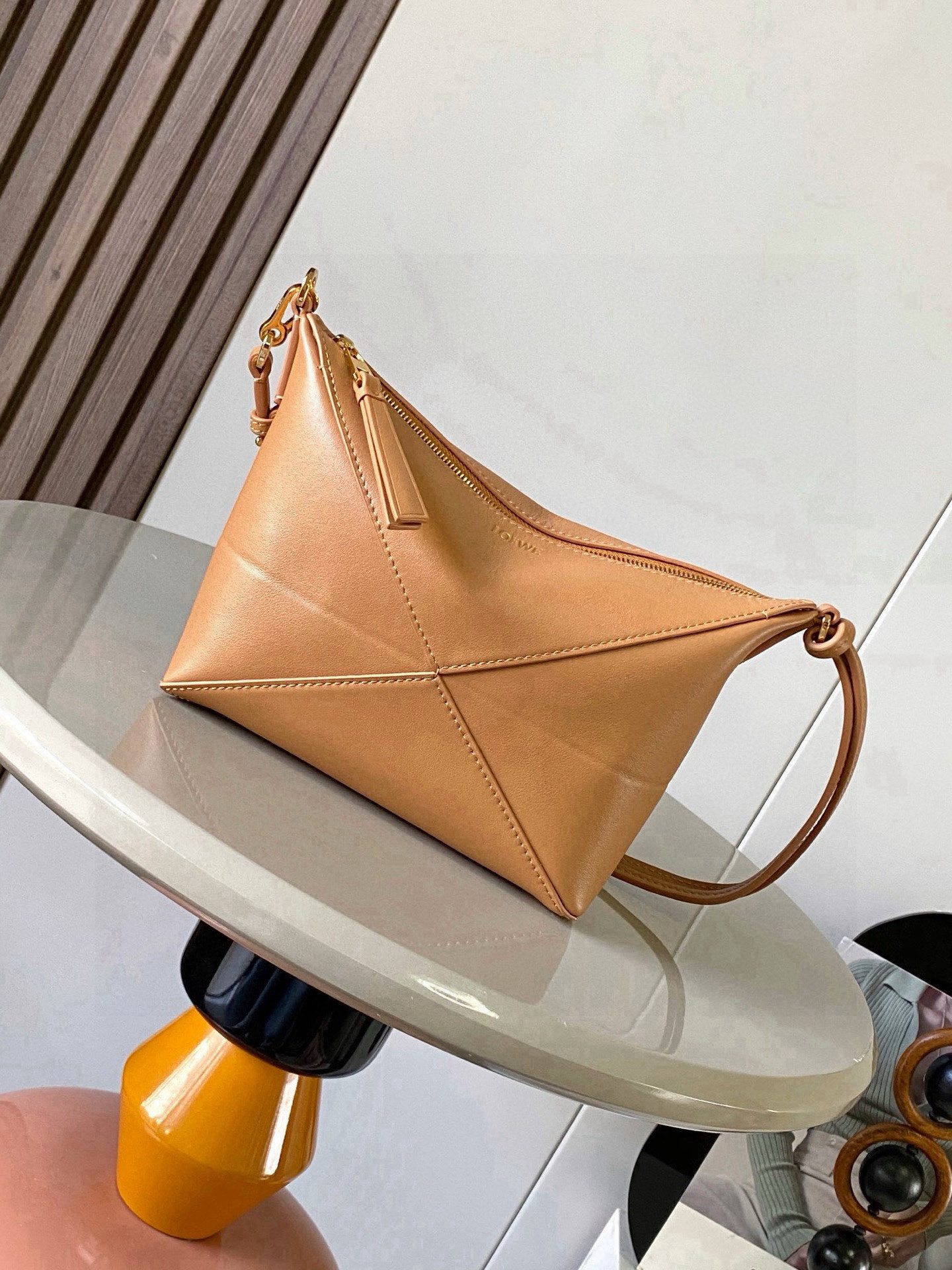 NO:701345,The new Puzzle Fold handbag reinterprets the practical and versatile clutch. It draws inspiration from the geometric lines of the brand's classic handbags and reinterprets it with panels rich in graphic architectural beauty. This handbag is made of glossy Nappa cow leather. * Can be worn cross-body or placed in other handbags * Detachable and adjustable shoulder strap * Zipper closure * Suede lining * LOEWE hot stamping Size 23cm～6.5cm～15.5cm  Style No. 9073, color warm sandy yellow, Loewe, loewe, loewe, handbag19860909新品 Puzzle Fold手袋重新演绎实用百搭手拿包从品牌经典手袋的几何线条汲取灵感以富含图形建筑美感的镶片重新诠释.此款手袋采用亮面纳帕牛皮革制成.＊可肩背斜挎或放在其他手袋内＊可拆卸可调节肩带＊拉链开合＊绒面革衬里* LOEWE 烫金 尺寸23cm～6.5cm～15.5cm 款号9073 颜色暖沙黄,罗意威,loewe,loewe,handbag,Bag
