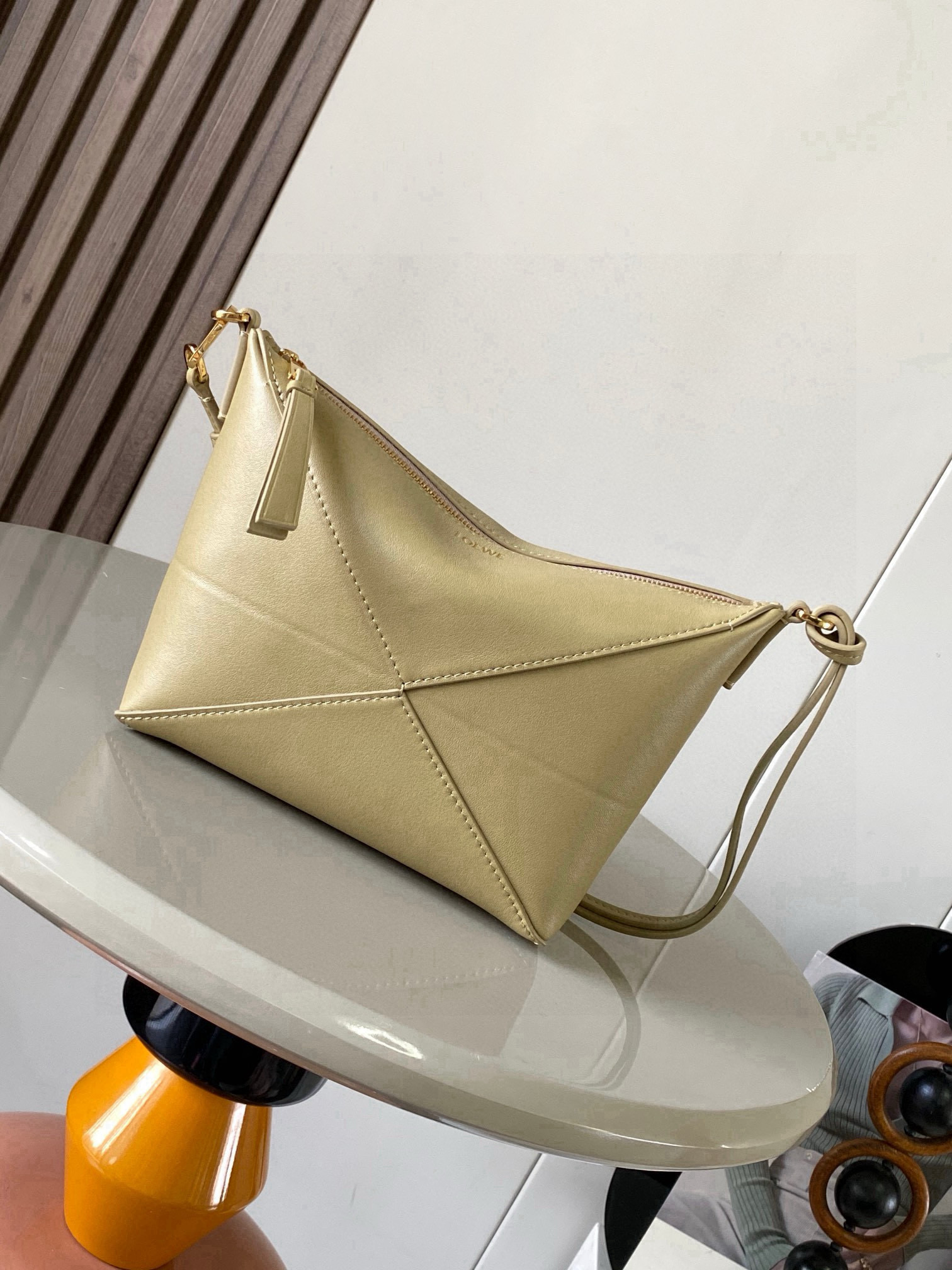 NO:701347,The new Puzzle Fold handbag reinterprets the practical and versatile clutch. It draws inspiration from the geometric lines of the brand's classic handbags and reinterprets it with panels rich in graphic architectural beauty. This handbag is made of glossy Nappa cow leather. * Can be worn cross-body or placed in other handbags * Detachable and adjustable shoulder strap * Zipper closure * Suede lining * LOEWE hot stamping Size 23cm～6.5cm～15.5cm  Style No. 9073 Color Clay Green, Loewe, loewe, loewe, handbag19860909新品 Puzzle Fold手袋重新演绎实用百搭手拿包从品牌经典手袋的几何线条汲取灵感以富含图形建筑美感的镶片重新诠释.此款手袋采用亮面纳帕牛皮革制成.＊可肩背斜挎或放在其他手袋内＊可拆卸可调节肩带＊拉链开合＊绒面革衬里* LOEWE 烫金 尺寸23cm～6.5cm～15.5cm 款号9073 颜色黏土绿,罗意威,loewe,loewe,handbag,Bag