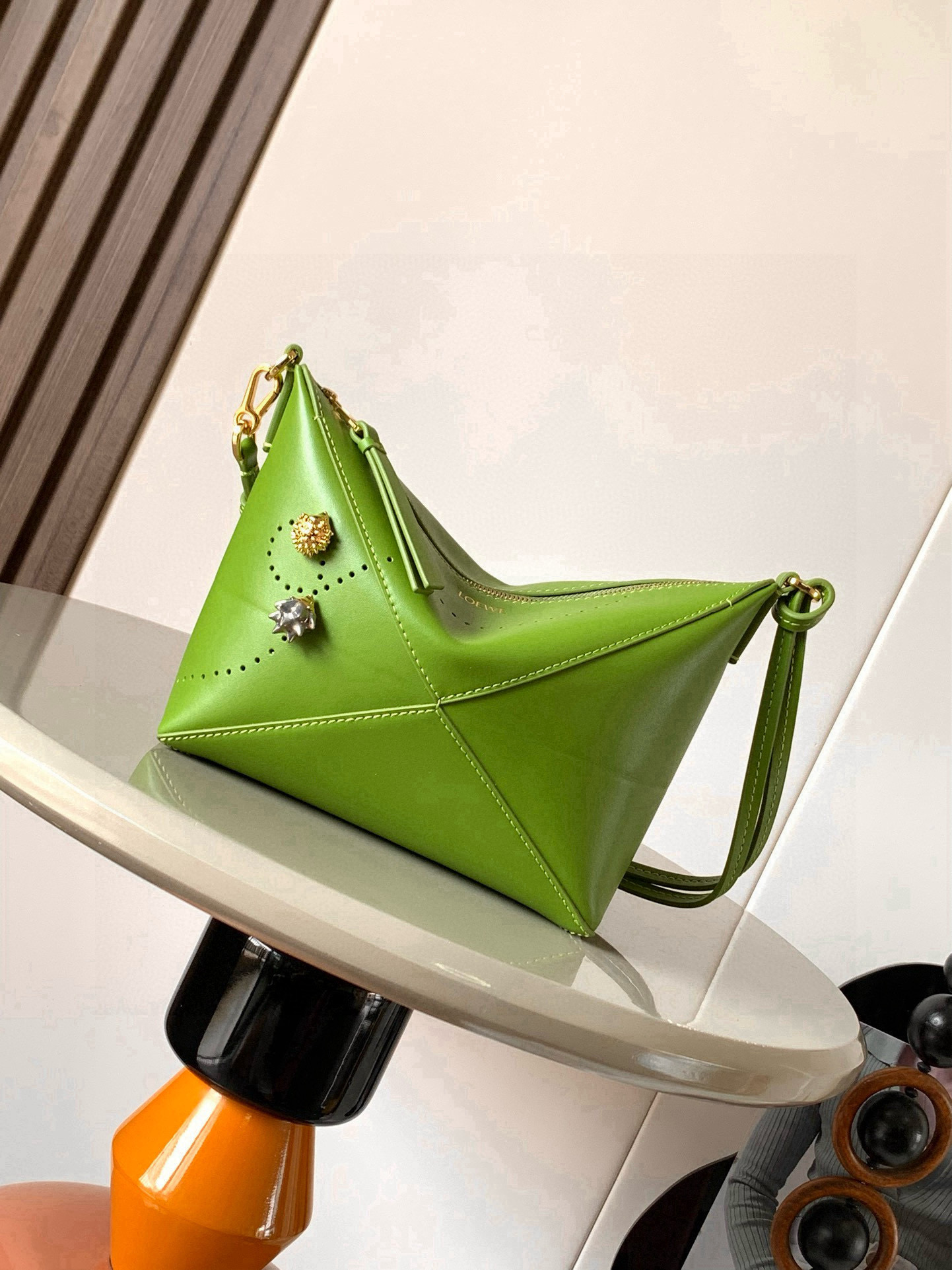 NO:701361,Glossy cow leather Puzzle Fold clutch New Puzzle Fold clutch features a versatile and practical design with graphic and structural panels This version is made from glossy cow leather, perforated to reveal two special edition hedgehog pins that can be removed and repositioned along the perforations. * Can be worn on the shoulder, crossbody or by hand * Removable and adjustable shoulder strap * Zipper closure * Suede lining * Foil stamping LOEWE  Size 23cm～6.5cm～15.5cm Style number 9073A Color mint green, Loewe, loewe, loewe, handbag, cowhide19860909亮面牛皮革 Puzzle Fold 手拿包新品Puzzle Fold 手拿包采用多功能实用设计,带有图形和结构感镶片此版本采用亮面牛皮革制成,穿孔呈现两个可以沿着打孔拆卸和重新定位的特别版刺猬别针.＊可肩背、斜挎或手提＊可拆卸和可调节肩带＊拉链开合＊绒面革衬里＊烫金 LOEWE 尺寸23cm～6.5cm～15.5cm 款号9073A 颜色薄荷绿,罗意威,loewe,loewe,handbag,cowhide,Bag