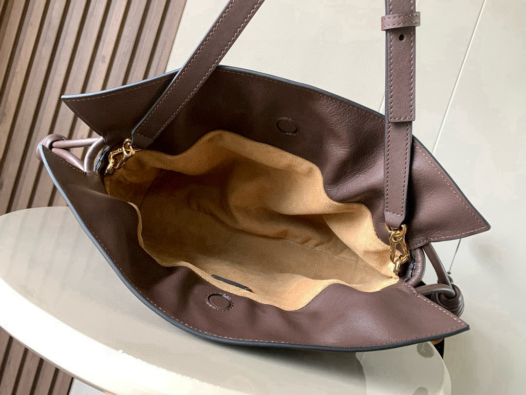 Loewe 新版梦福袋30CM 新款纳帕牛皮革Flamenco手拿包福袋 采用拉绳收紧