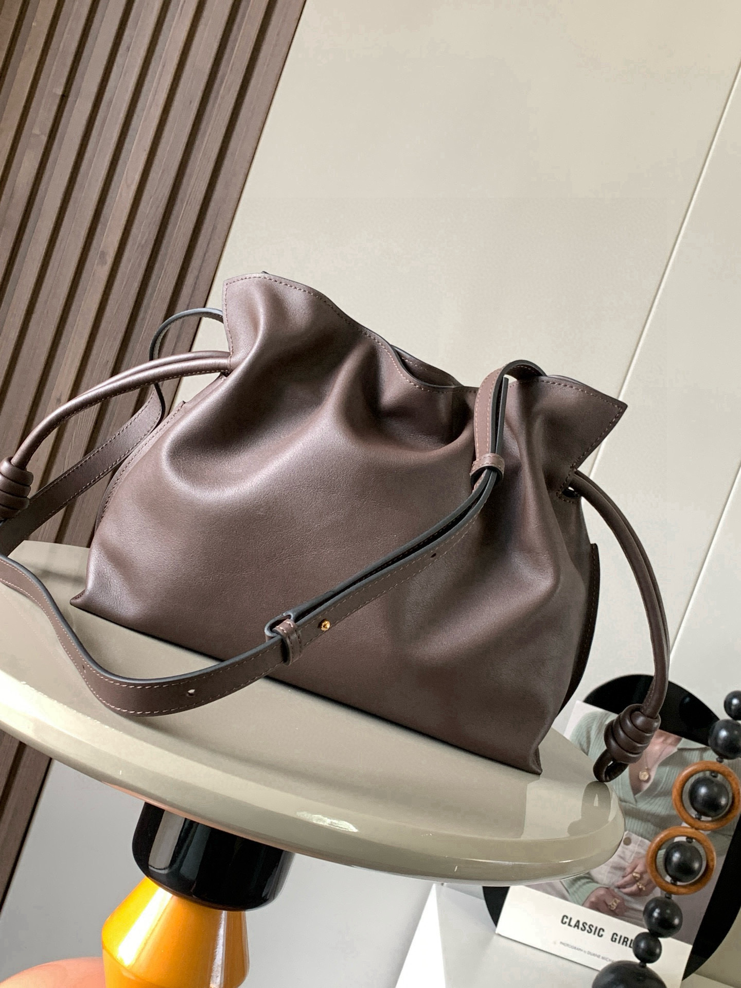 Loewe 新版梦福袋30CM 新款纳帕牛皮革Flamenco手拿包福袋 采用拉绳收紧