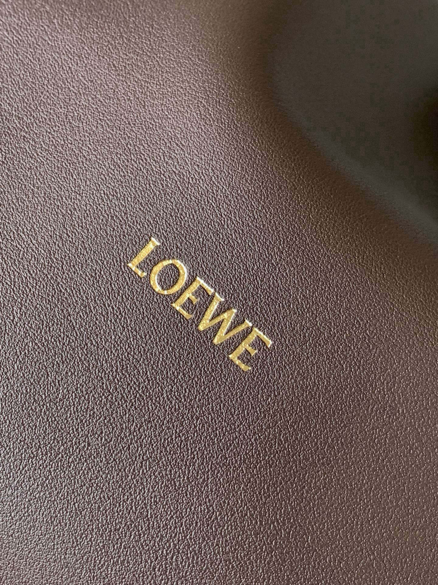 Loewe 新版梦福袋30CM 新款纳帕牛皮革Flamenco手拿包福袋 采用拉绳收紧