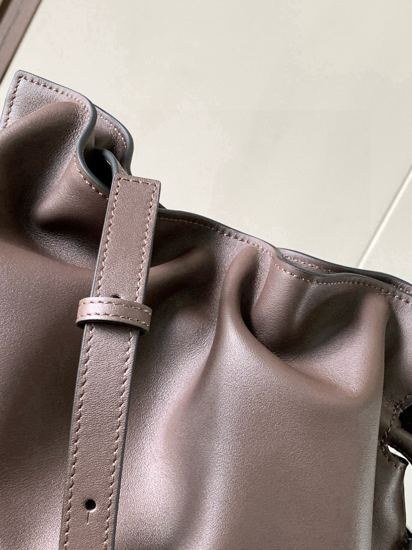 Loewe 新版梦福袋30CM 新款纳帕牛皮革Flamenco手拿包福袋 采用拉绳收紧