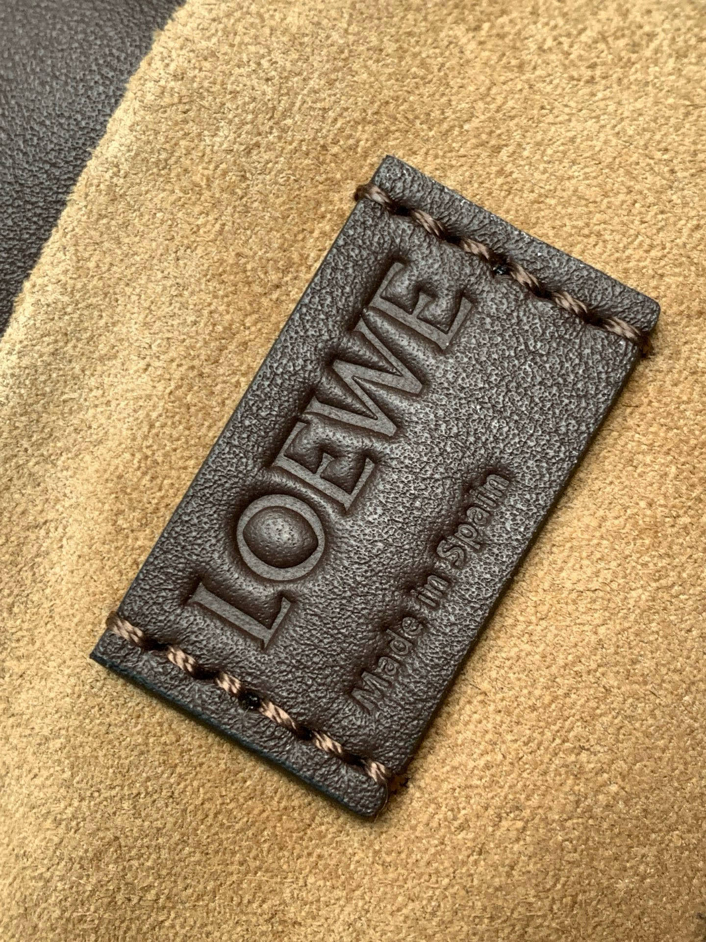 Loewe 新版梦福袋30CM 新款纳帕牛皮革Flamenco手拿包福袋 采用拉绳收紧