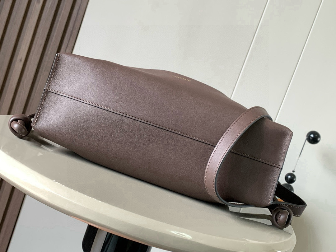 Loewe 新版梦福袋30CM 新款纳帕牛皮革Flamenco手拿包福袋 采用拉绳收紧