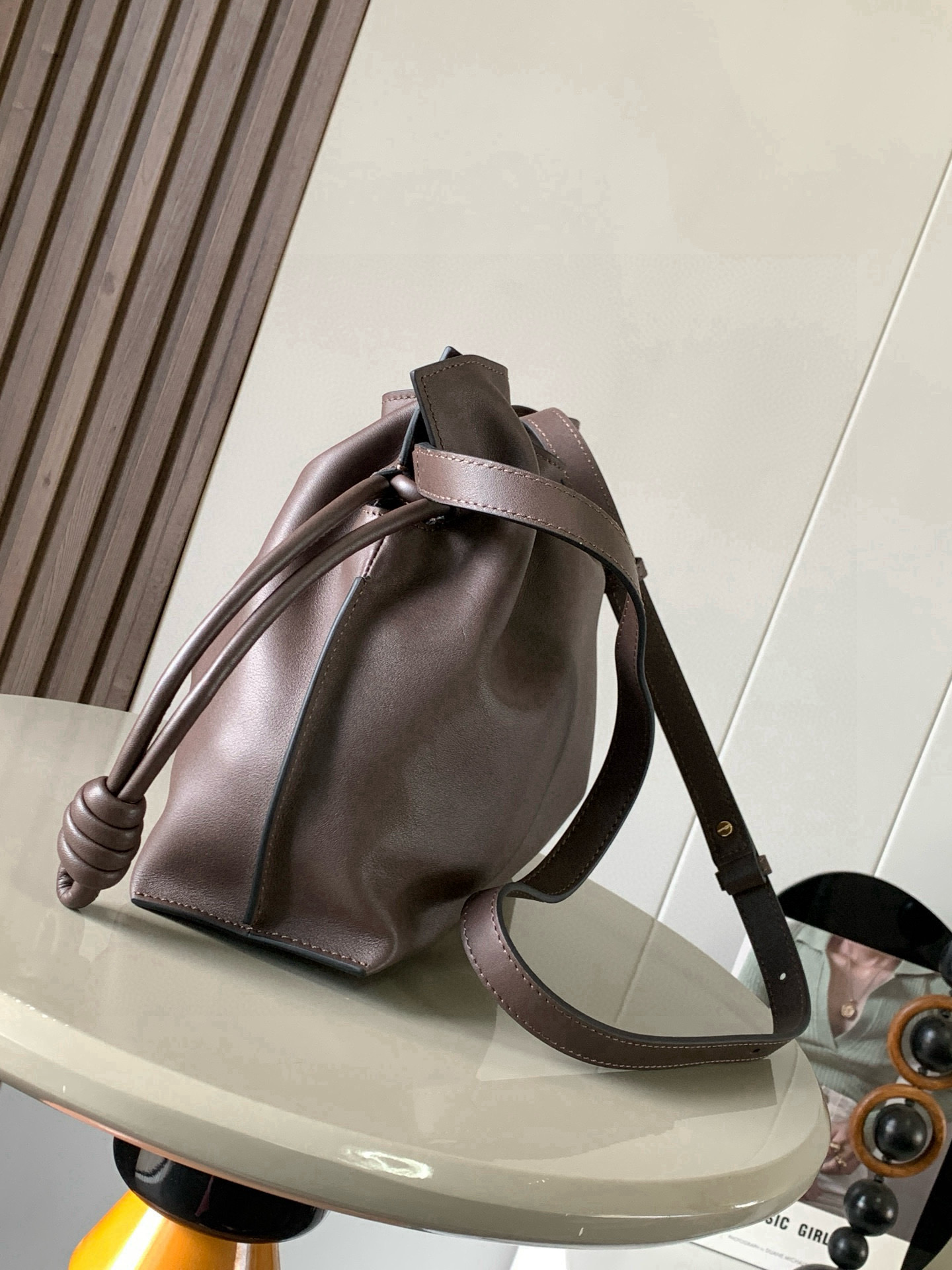 Loewe 新版梦福袋30CM 新款纳帕牛皮革Flamenco手拿包福袋 采用拉绳收紧