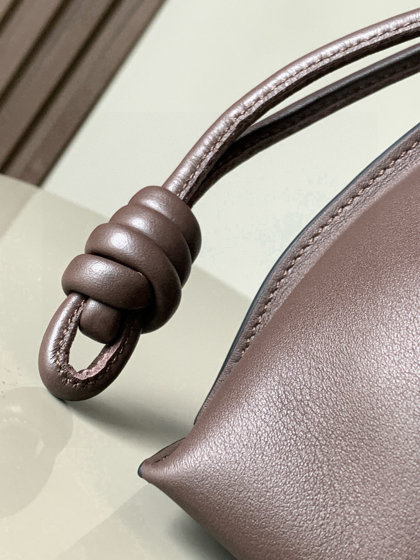 Loewe 新版梦福袋30CM 新款纳帕牛皮革Flamenco手拿包福袋 采用拉绳收紧