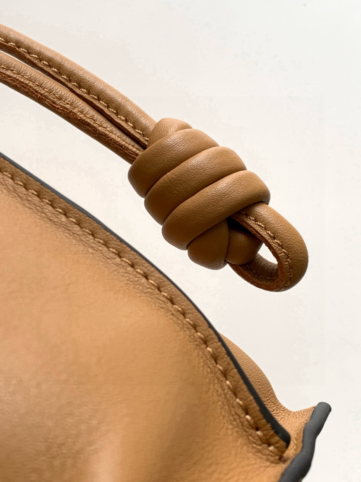 Loewe 新版梦福袋30CM 新款纳帕牛皮革Flamenco手拿包福袋 采用拉绳收紧