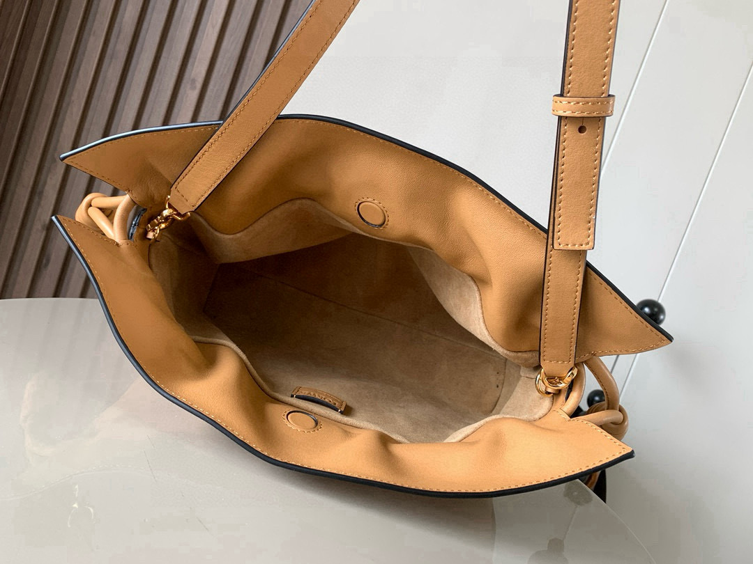 Loewe 新版梦福袋30CM 新款纳帕牛皮革Flamenco手拿包福袋 采用拉绳收紧