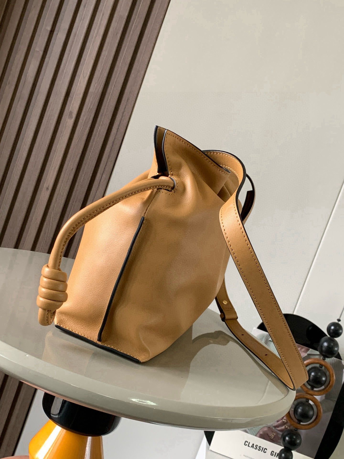 Loewe 新版梦福袋30CM 新款纳帕牛皮革Flamenco手拿包福袋 采用拉绳收紧