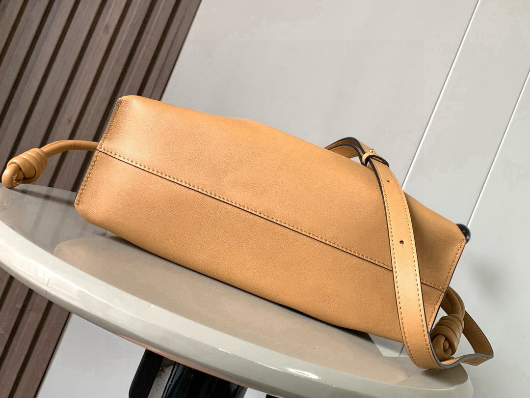 Loewe 新版梦福袋30CM 新款纳帕牛皮革Flamenco手拿包福袋 采用拉绳收紧