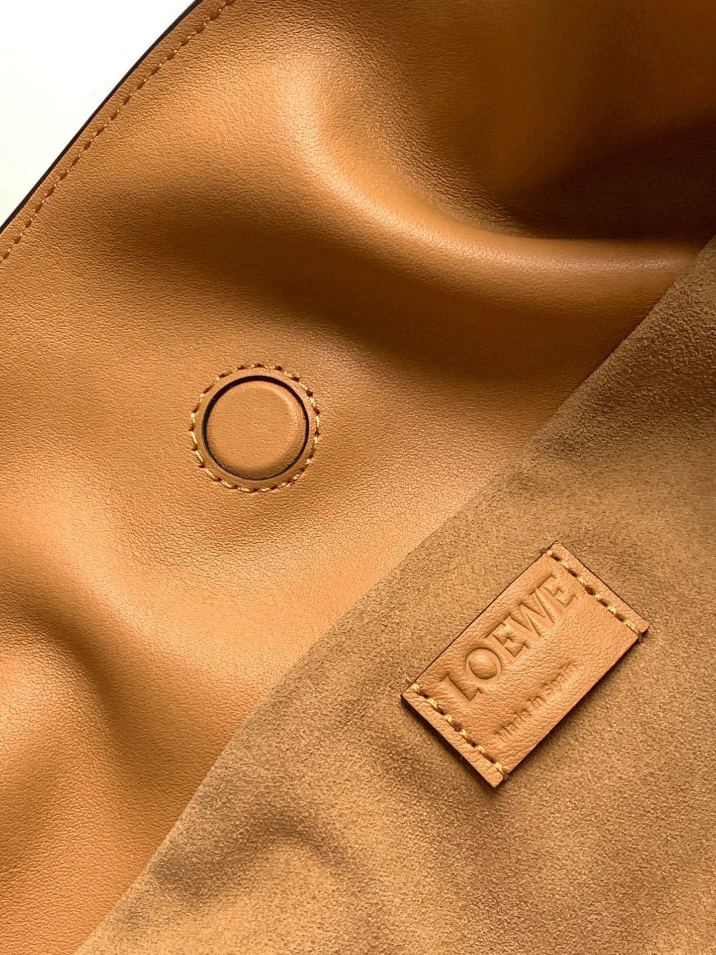 Loewe 新版梦福袋30CM 新款纳帕牛皮革Flamenco手拿包福袋 采用拉绳收紧