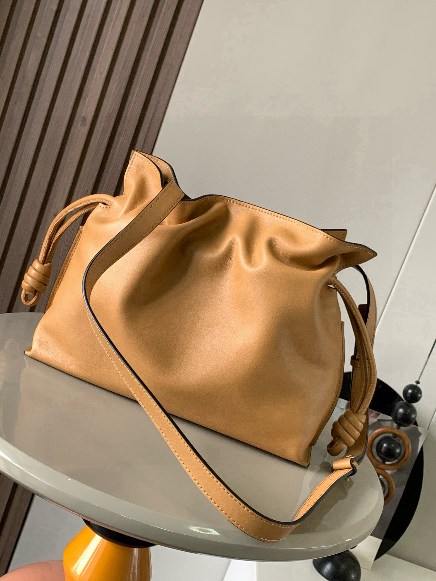 Loewe 新版梦福袋30CM 新款纳帕牛皮革Flamenco手拿包福袋 采用拉绳收紧