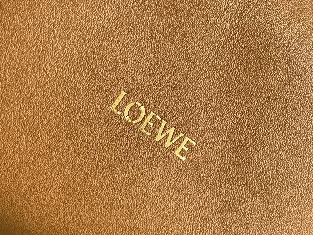 Loewe 新版梦福袋30CM 新款纳帕牛皮革Flamenco手拿包福袋 采用拉绳收紧