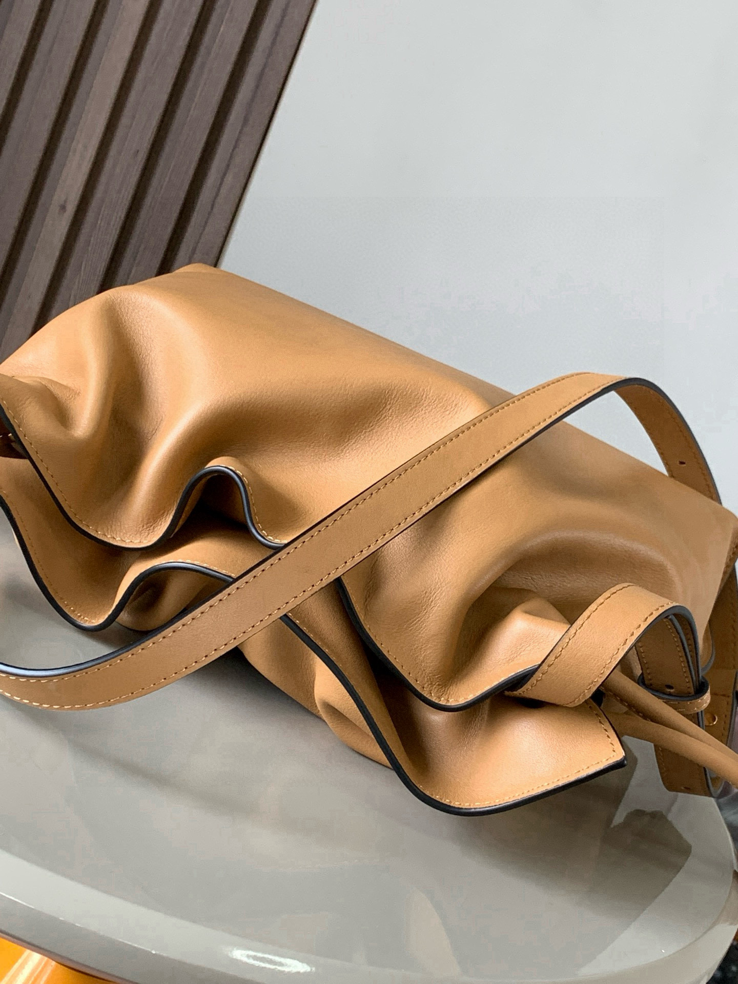 Loewe 新版梦福袋30CM 新款纳帕牛皮革Flamenco手拿包福袋 采用拉绳收紧